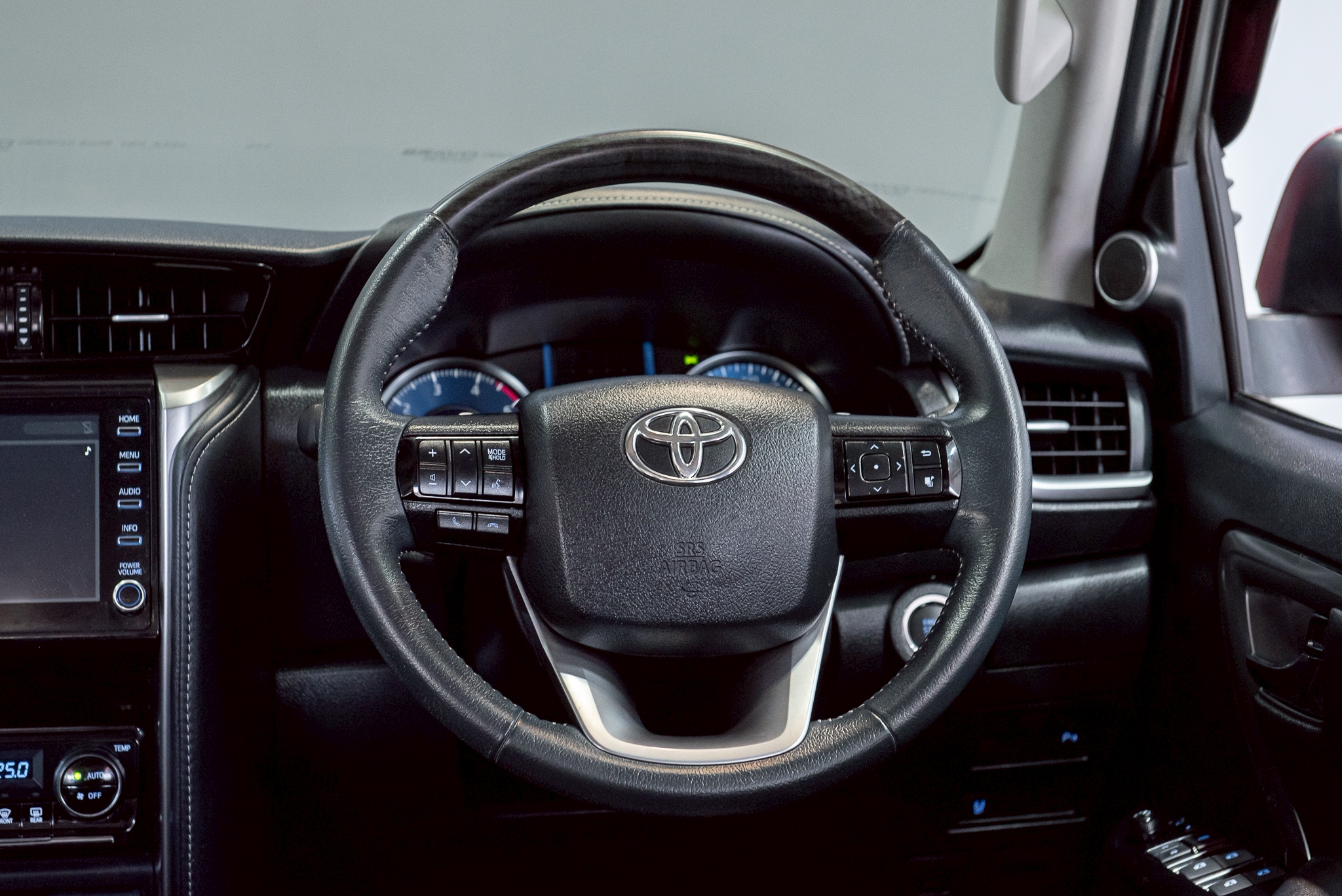 Toyota Fortuner 2.4  Leader G  SUV AT 2022