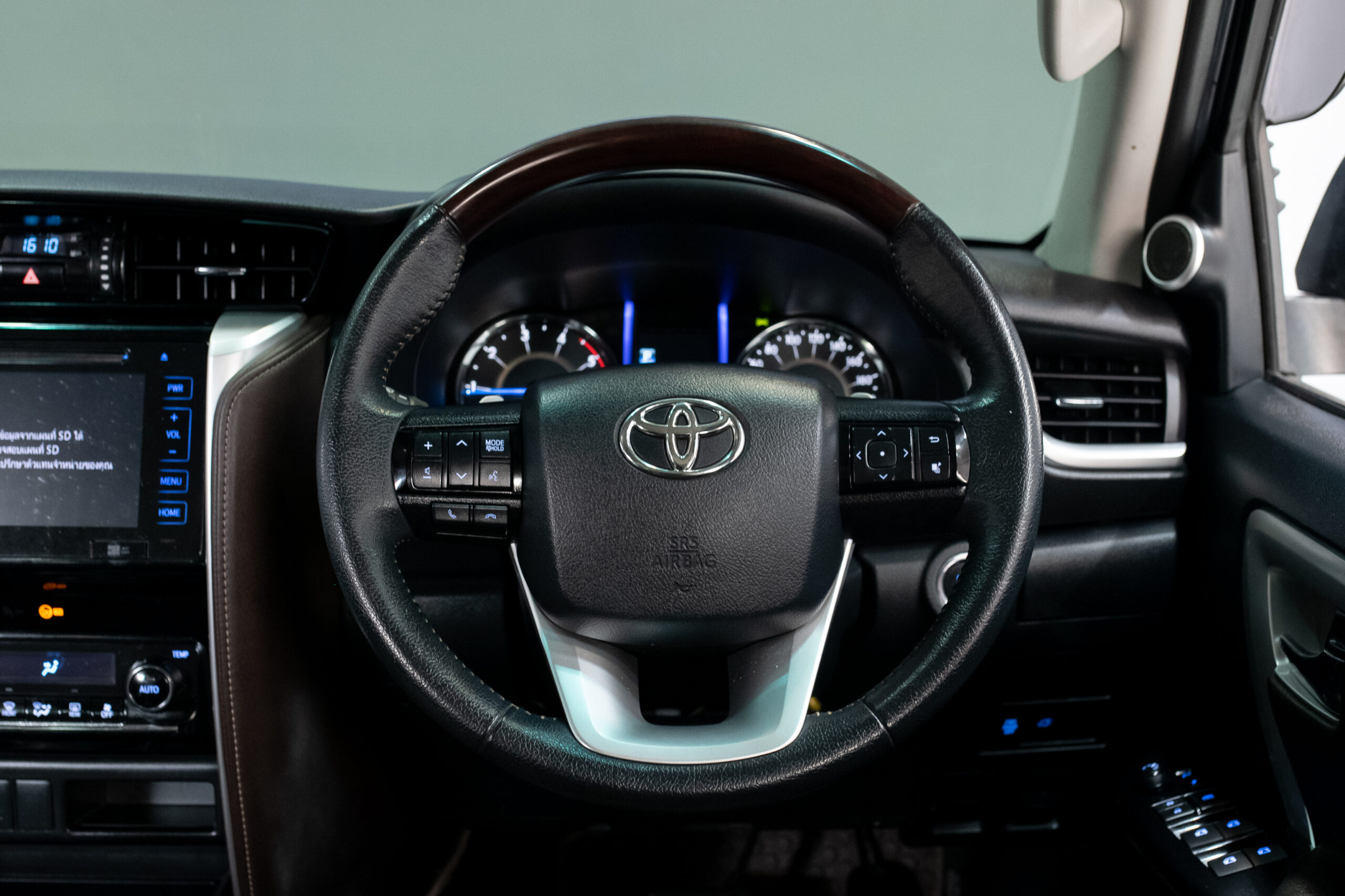 Toyota Fortuner 2.4 V SUV AT 2020