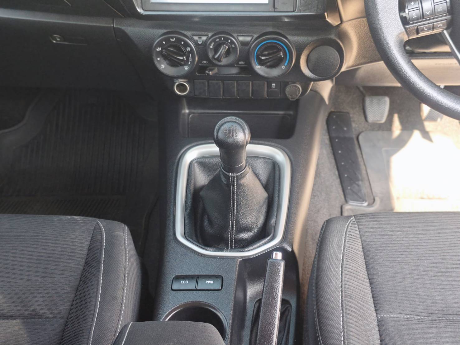 Toyota Hilux Revo Smart Cab 2.4 Entry Prerunner MT 2023