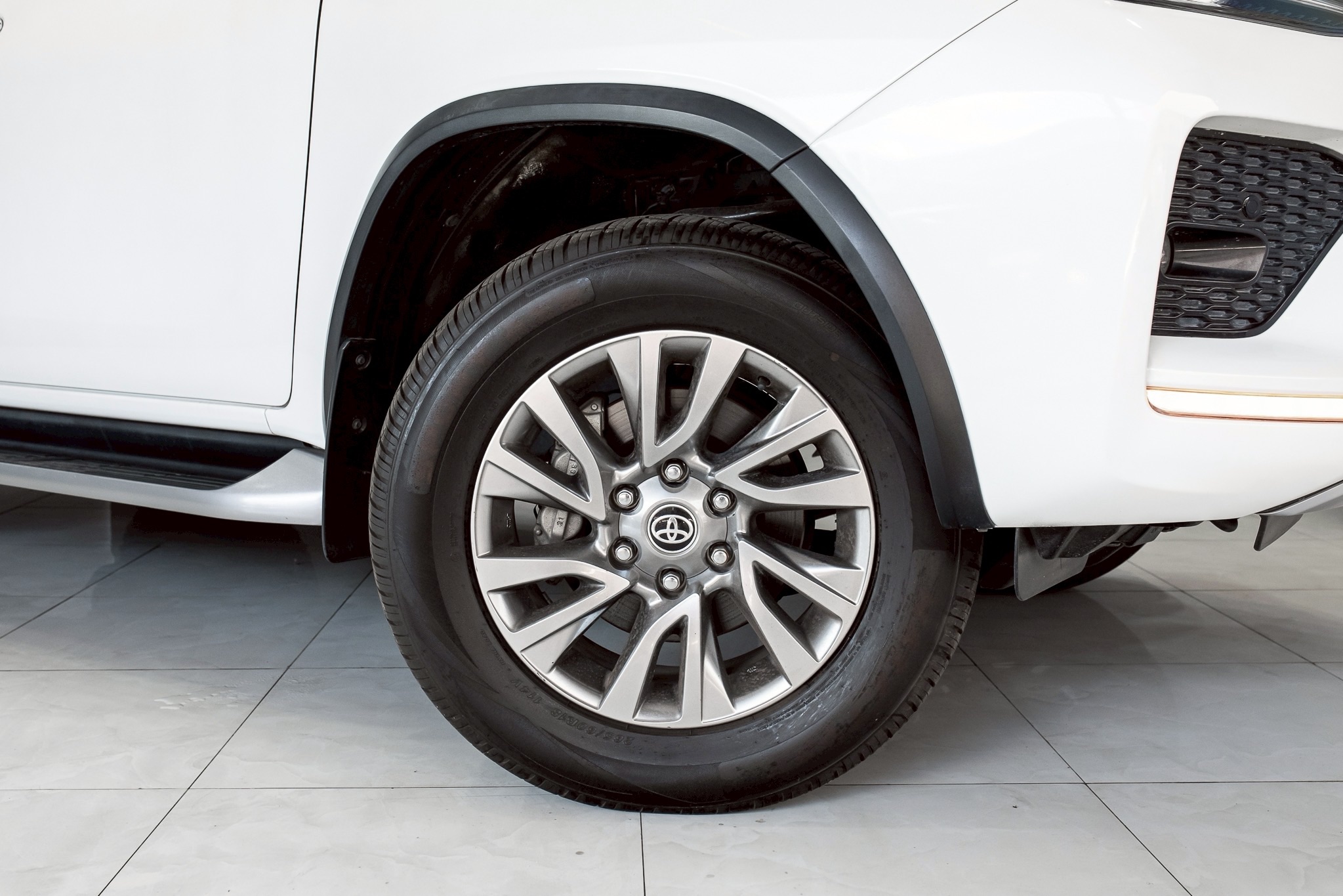 Toyota Fortuner 2.4 V SUV AT 2020