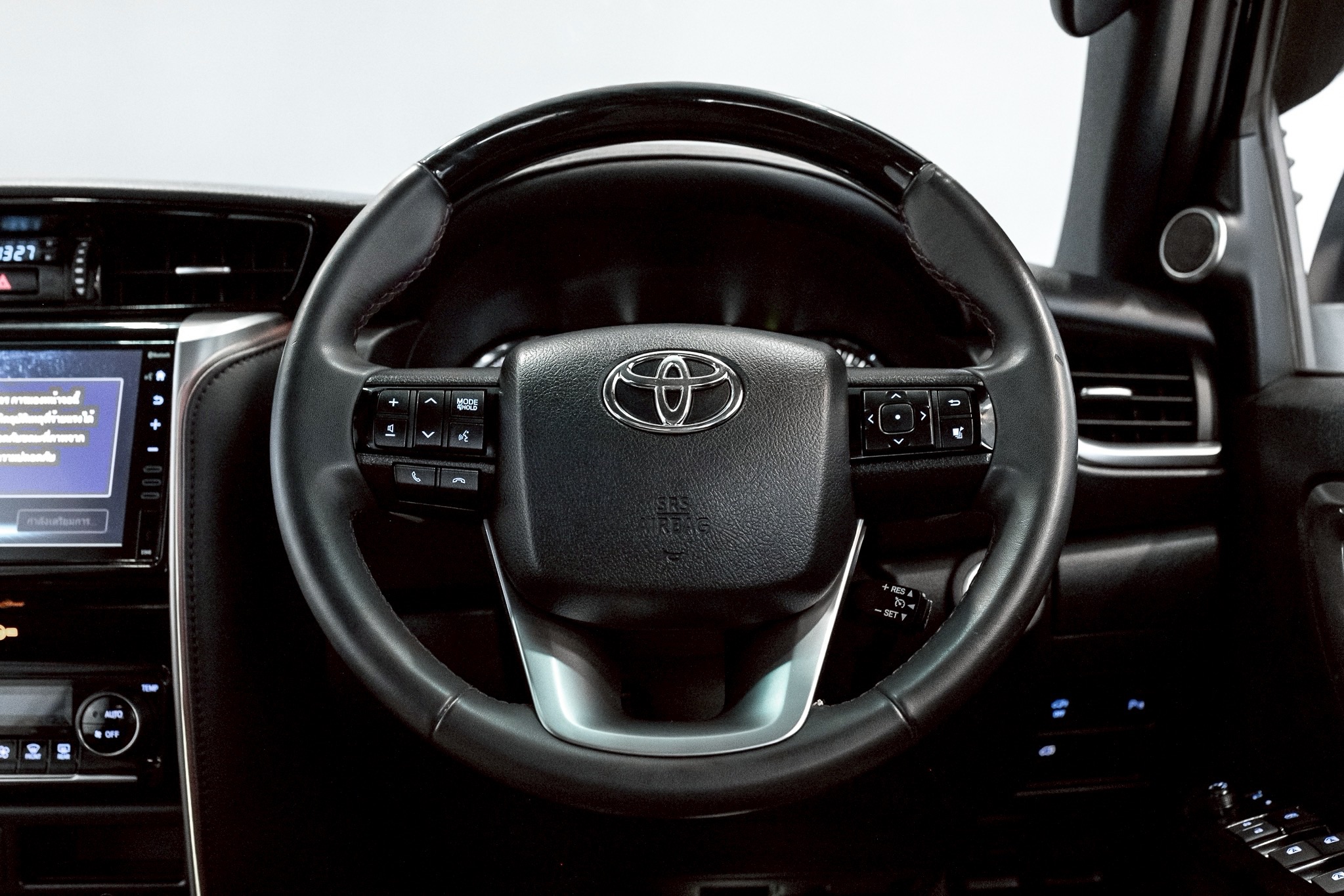 Toyota Fortuner 2.4 Leader SUV AT 2022