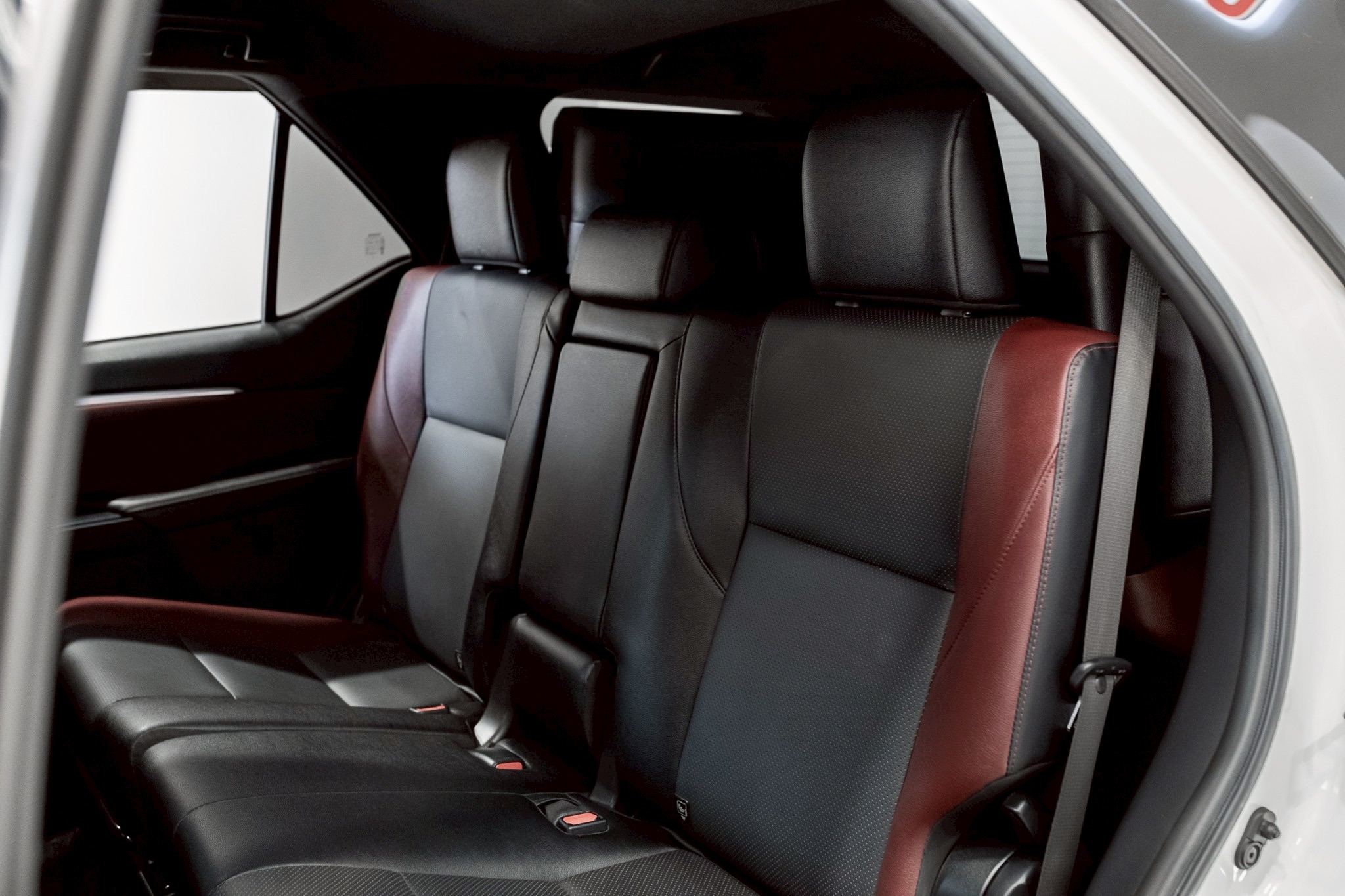 Toyota Fortuner 2.4 Leader SUV AT 2022