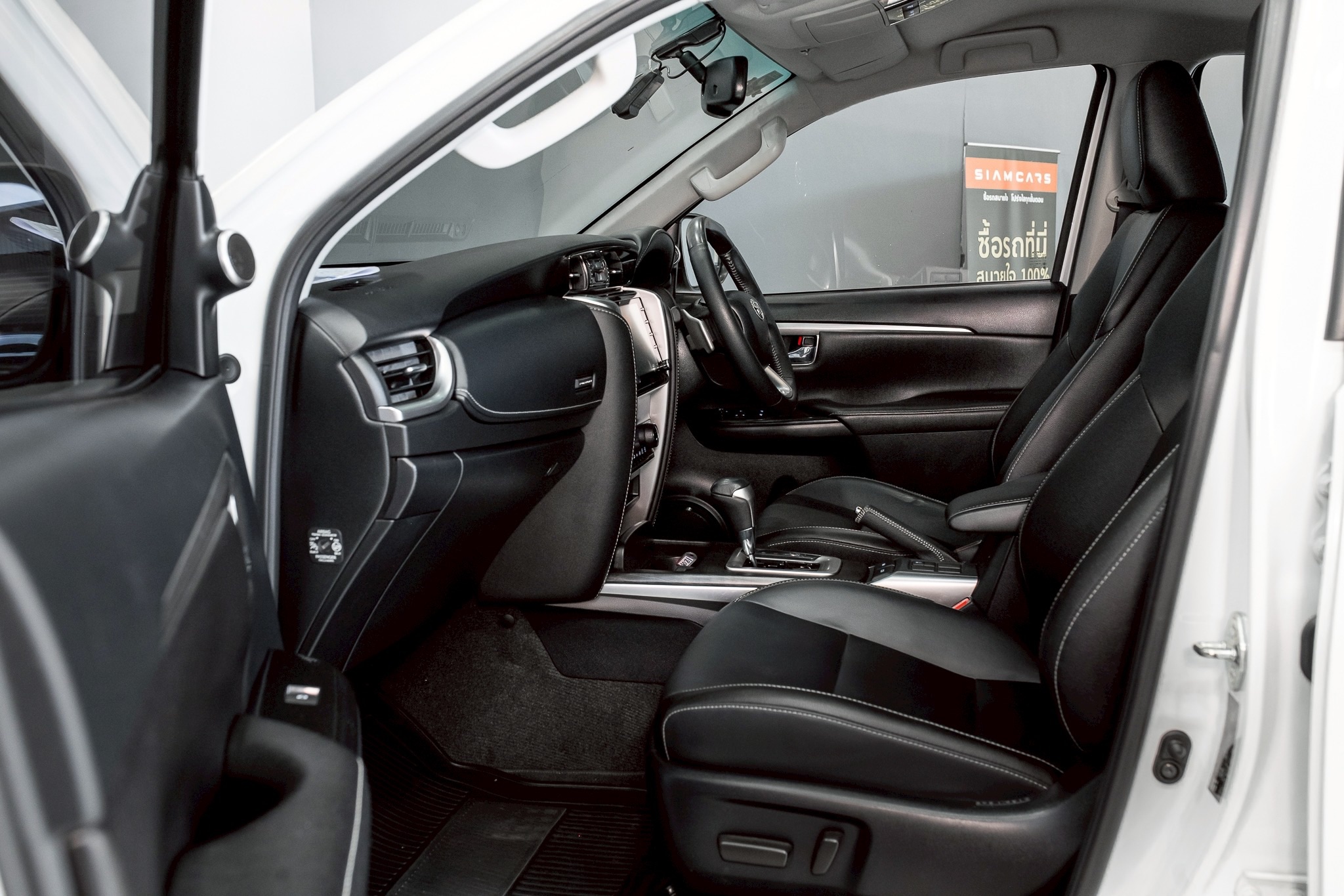Toyota Fortuner 2.4 Leader SUV AT 2022