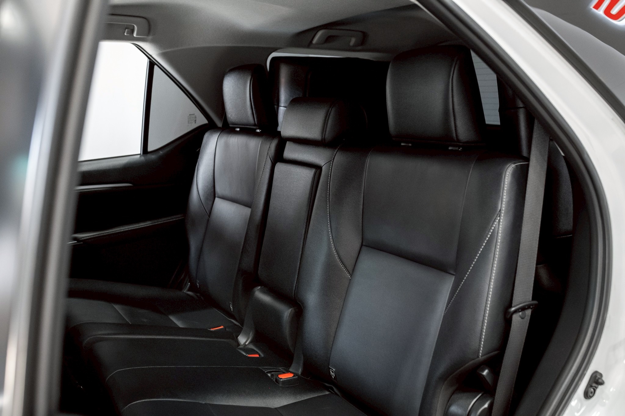 Toyota Fortuner 2.4 Leader SUV AT 2022