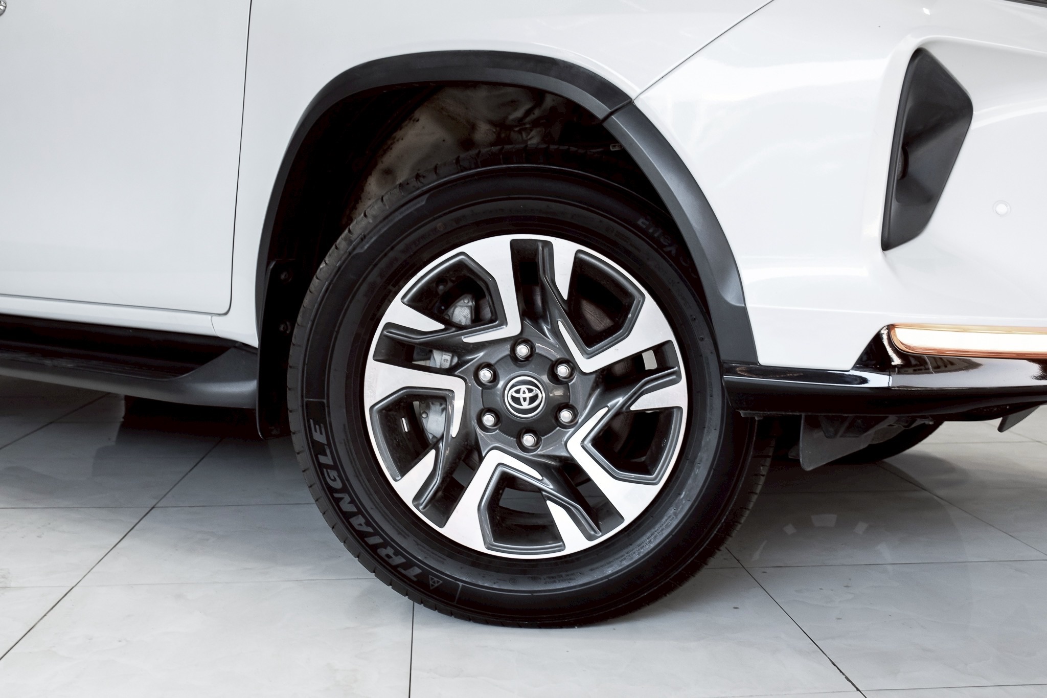 Toyota Fortuner 2.4 Leader V SUV AT 2022
