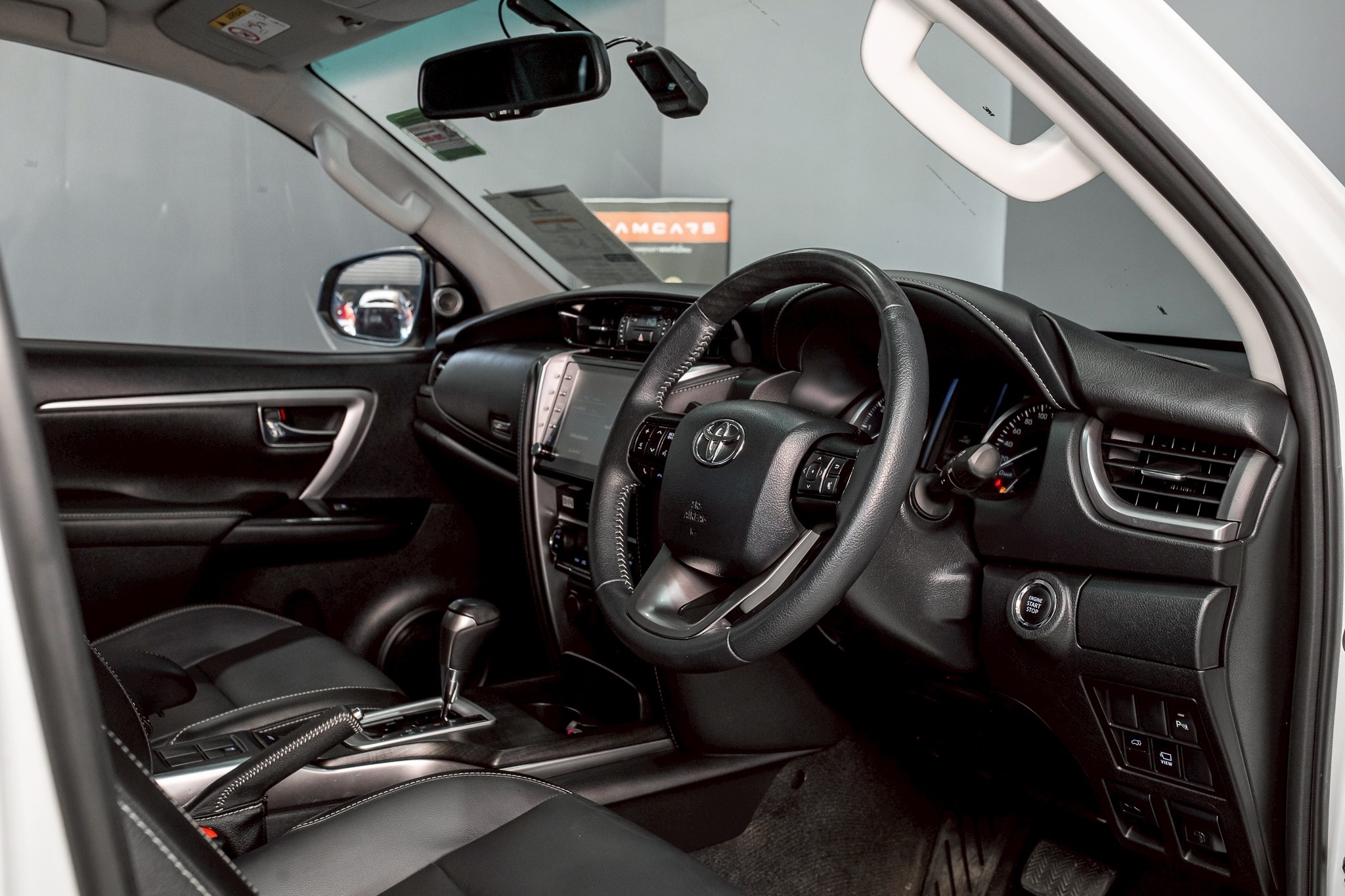 Toyota Fortuner 2.4 Leader V SUV AT 2022