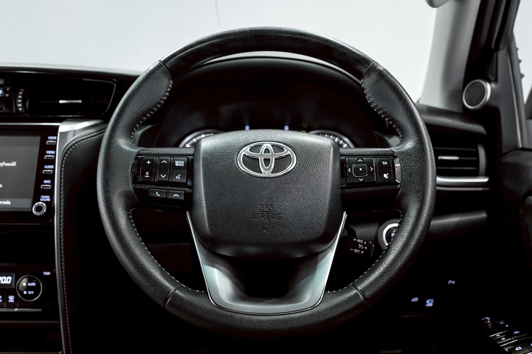 Toyota Fortuner 2.4 Leader V SUV AT 2022