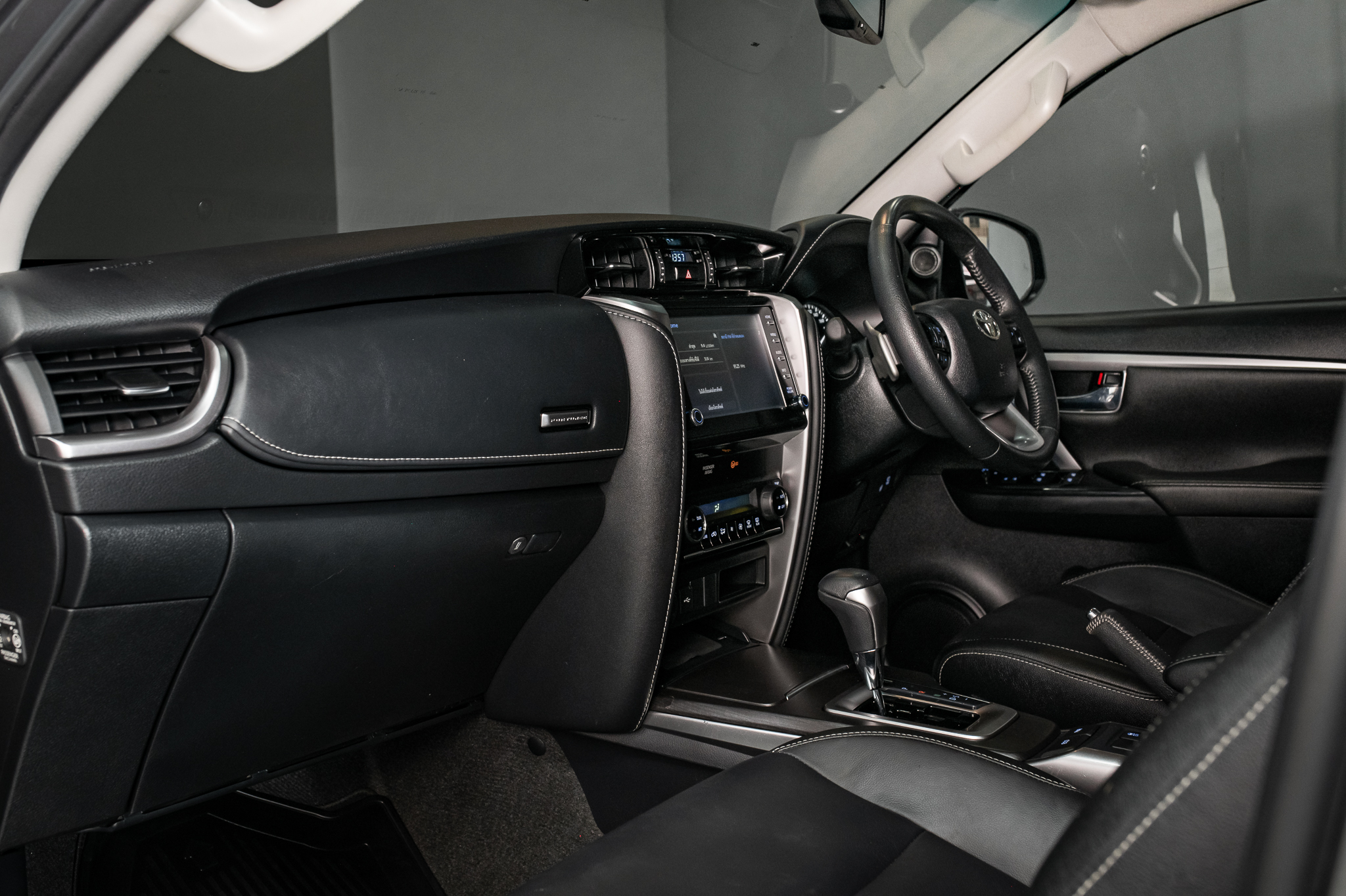 Toyota Fortuner 2.4 Leader V SUV AT 2023