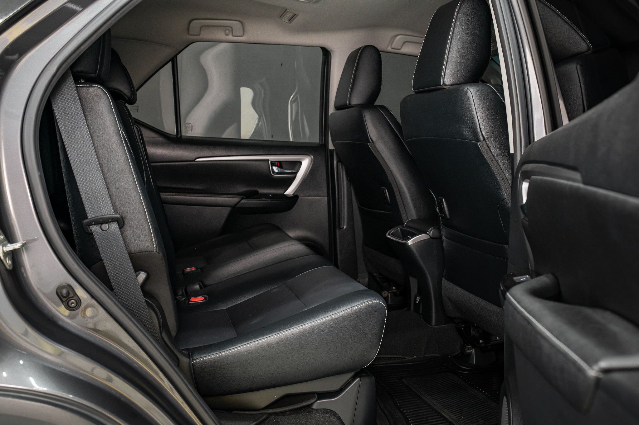 Toyota Fortuner 2.4 Leader V SUV AT 2023