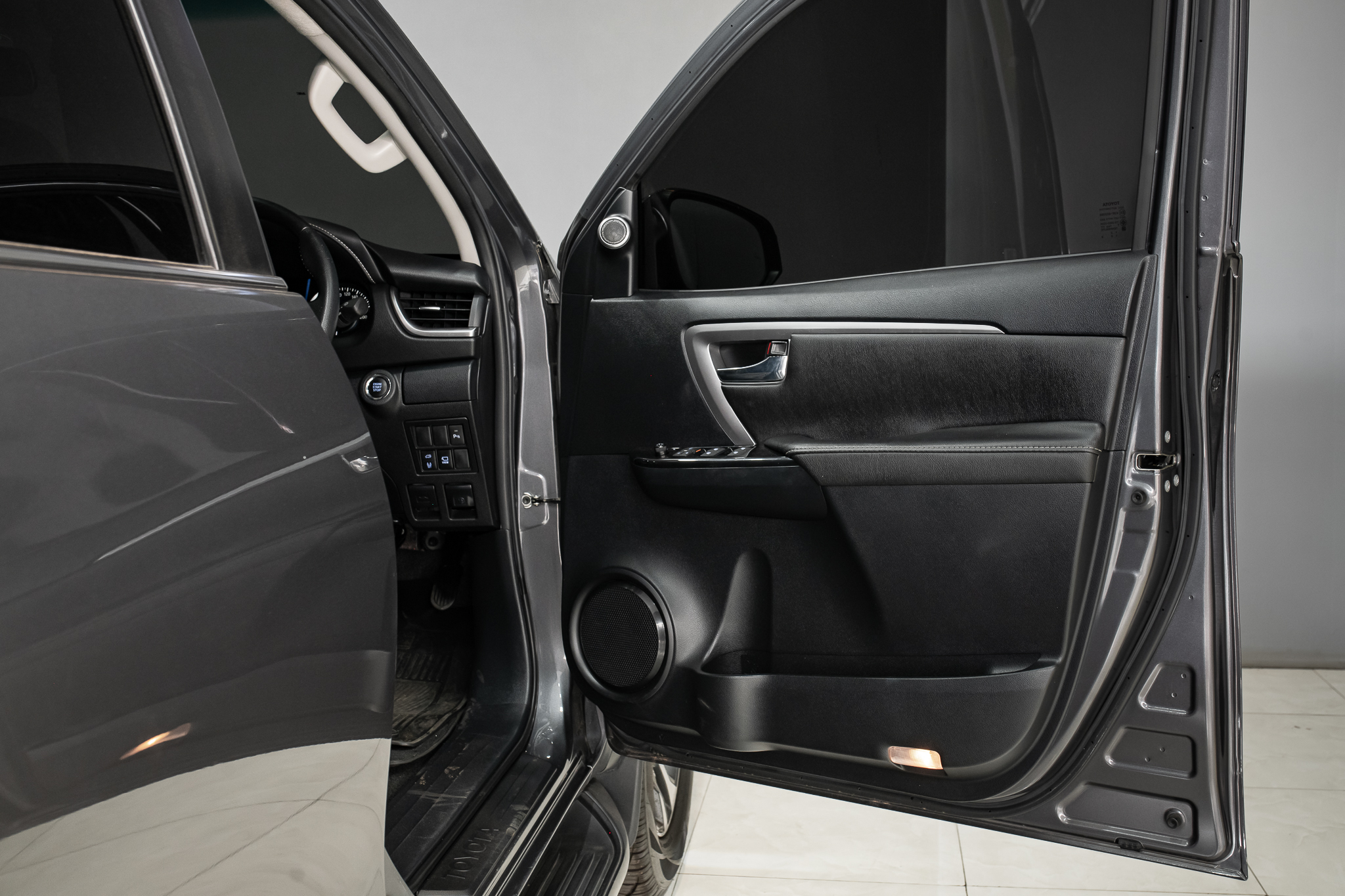 Toyota Fortuner 2.4 Leader V SUV AT 2023
