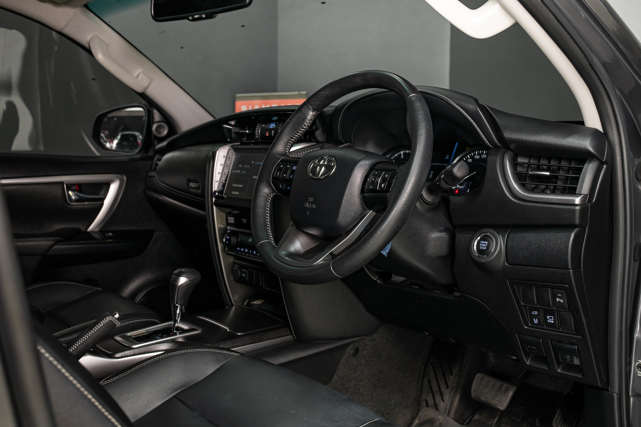 Toyota Fortuner 2.4 Leader V SUV AT 2023