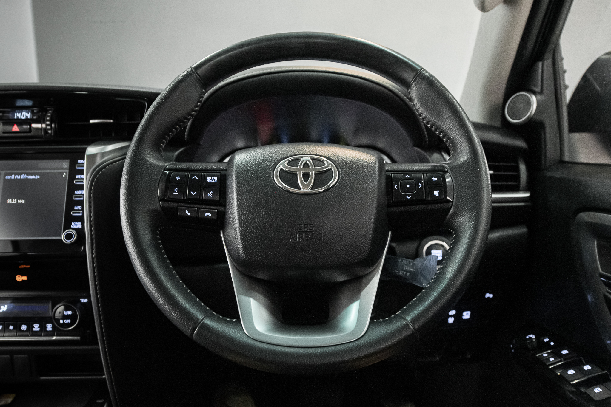 Toyota Fortuner 2.4 Leader V SUV AT 2023