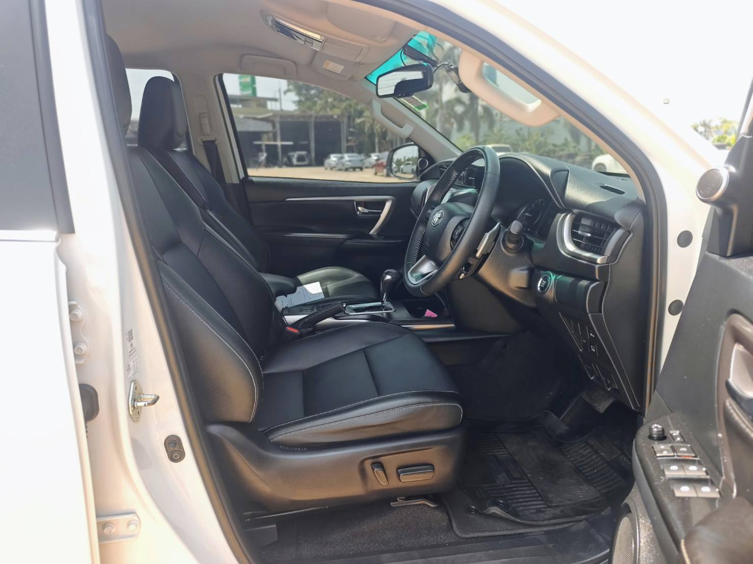 Toyota Fortuner 2.4 Leader V SUV AT 2022