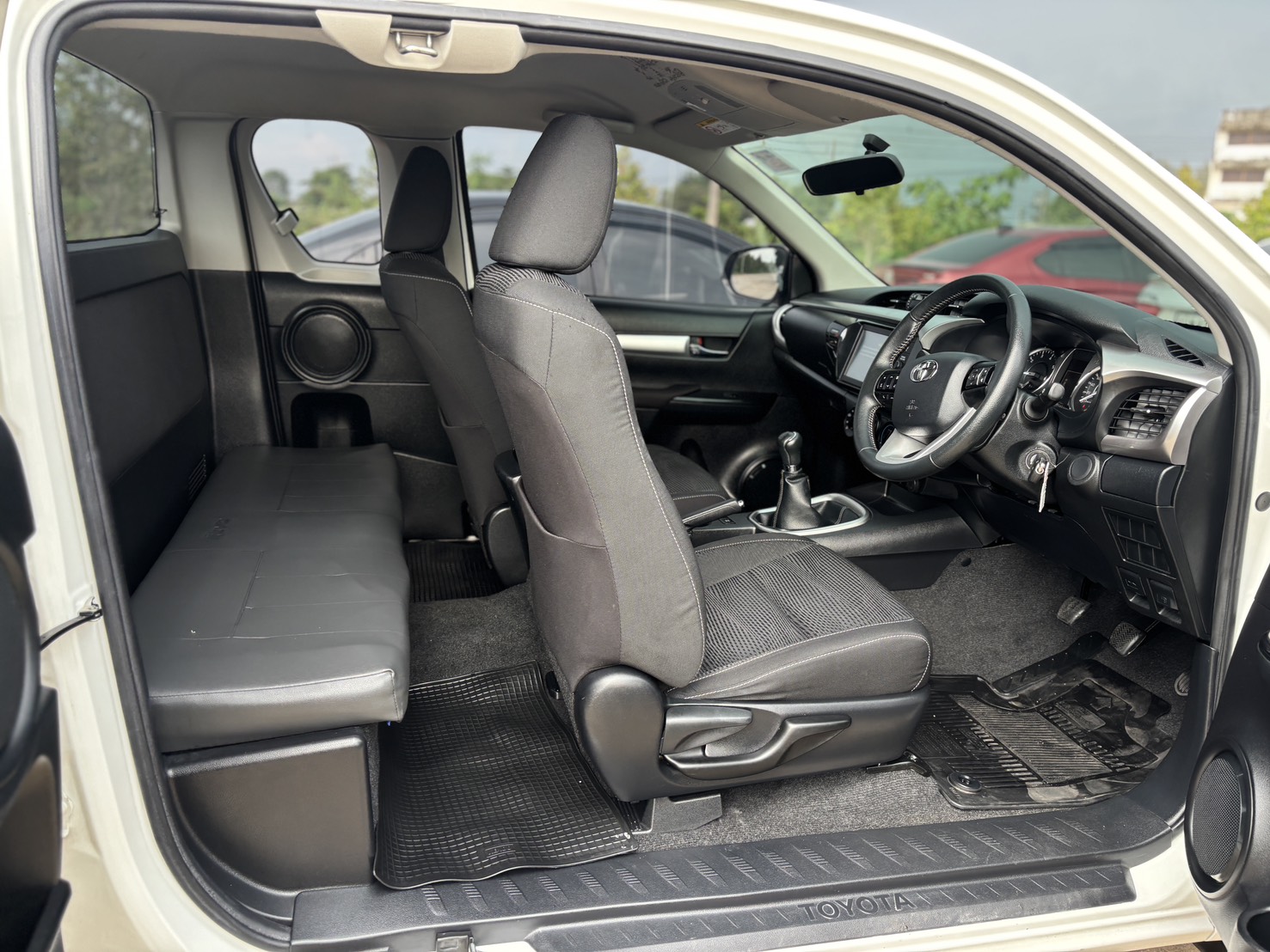 Toyota Hilux Revo Smart Cab 2.4 Mid Z Edition MT 2020