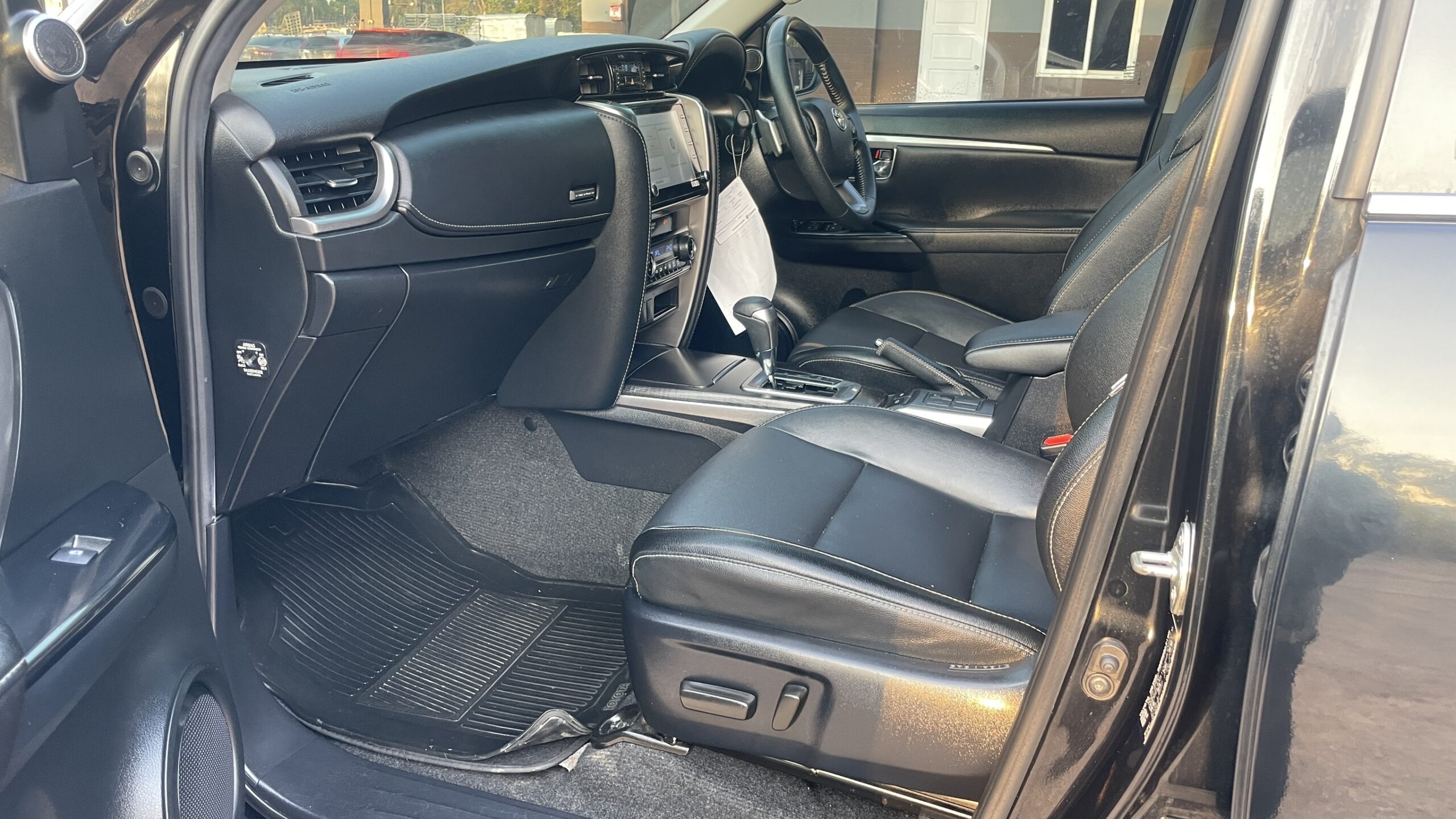 Toyota Fortuner 2.4 Leader V SUV AT 2022
