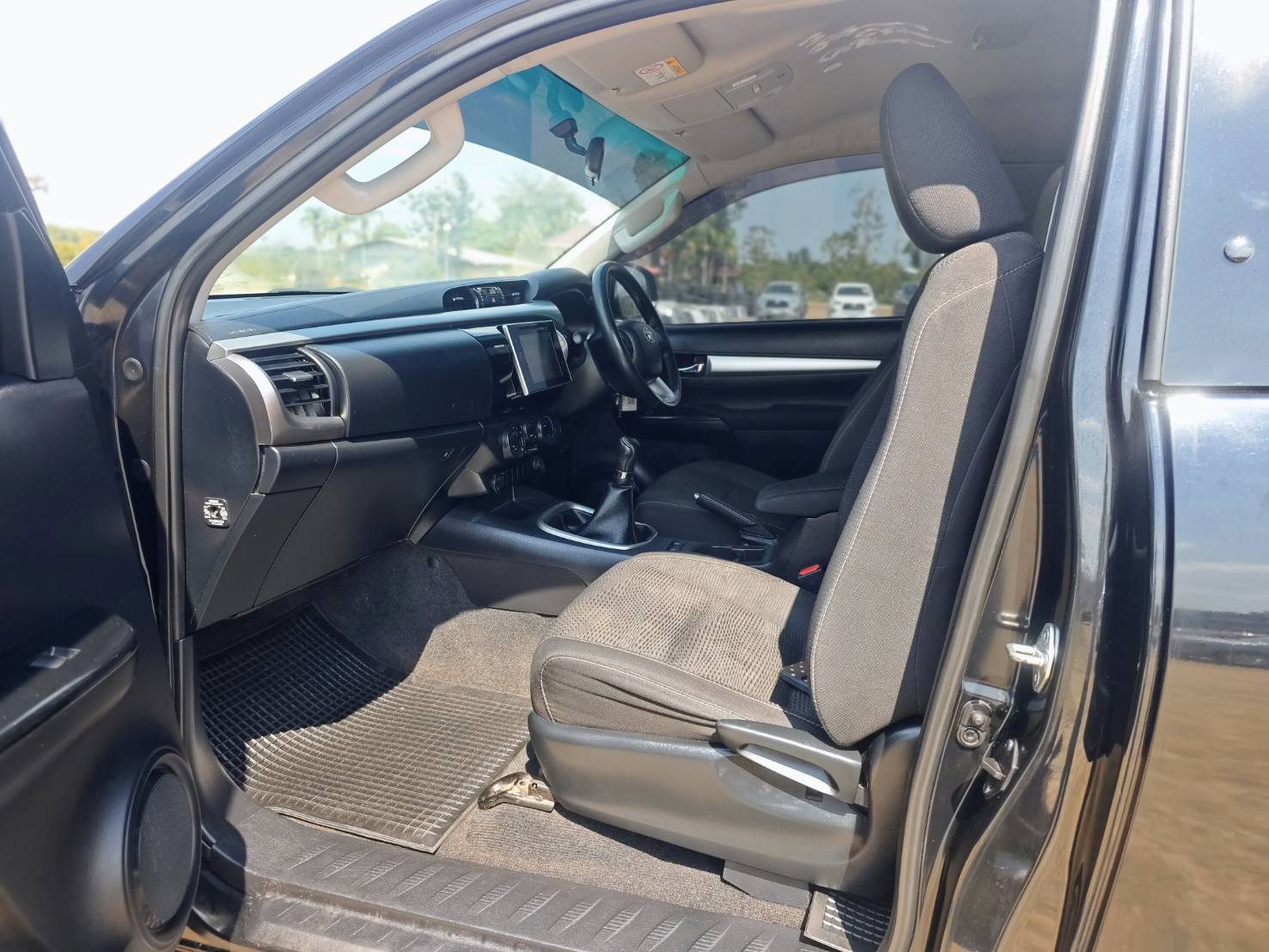 Toyota Hilux Revo Smart Cab 2.4 E Plus Prerunner MT 2019