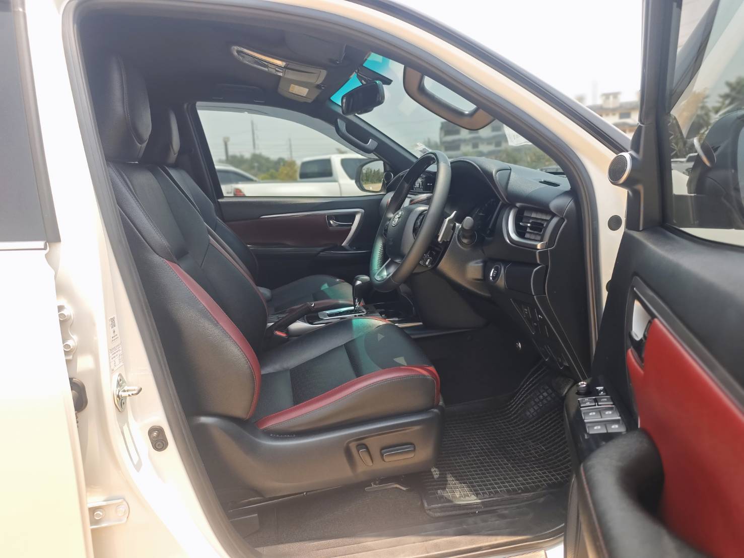 Toyota Fortuner 2.4 Leader 4WD SUV AT 2021