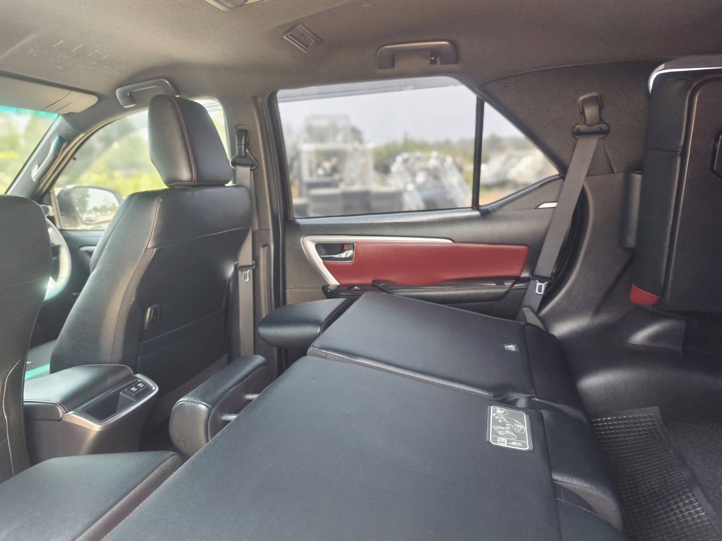Toyota Fortuner 2.4 Leader 4WD SUV AT 2021
