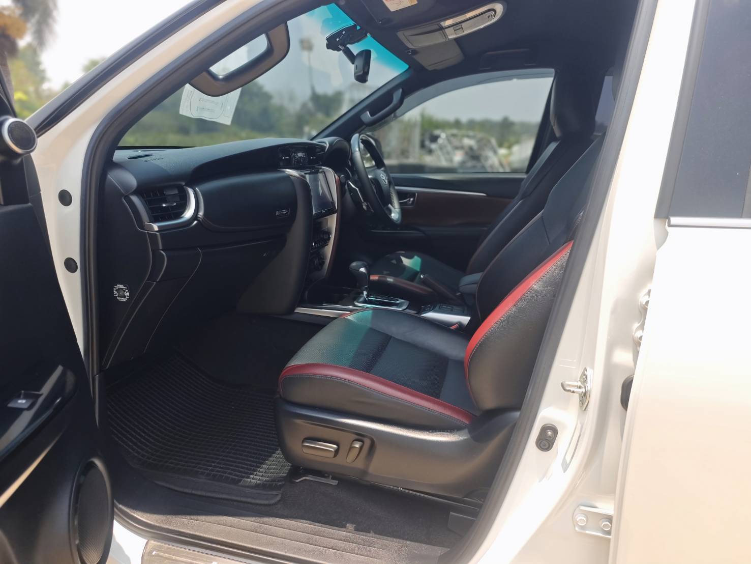 Toyota Fortuner 2.4 Leader 4WD SUV AT 2021