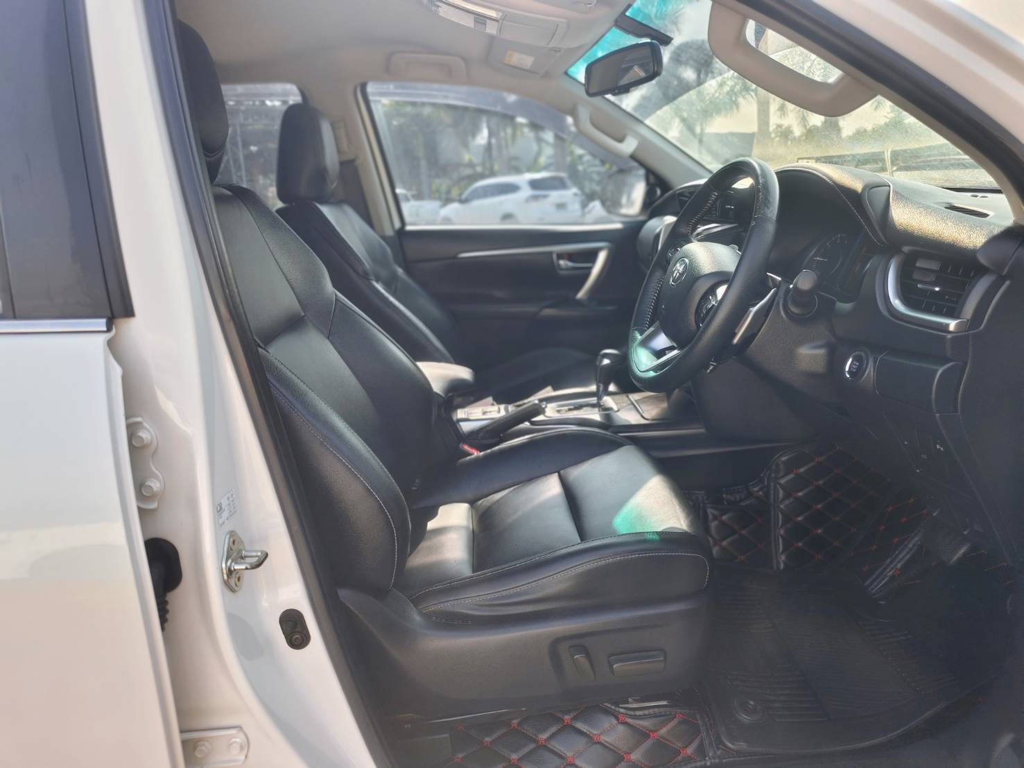 Toyota Fortuner 2.4 V SUV AT 2020