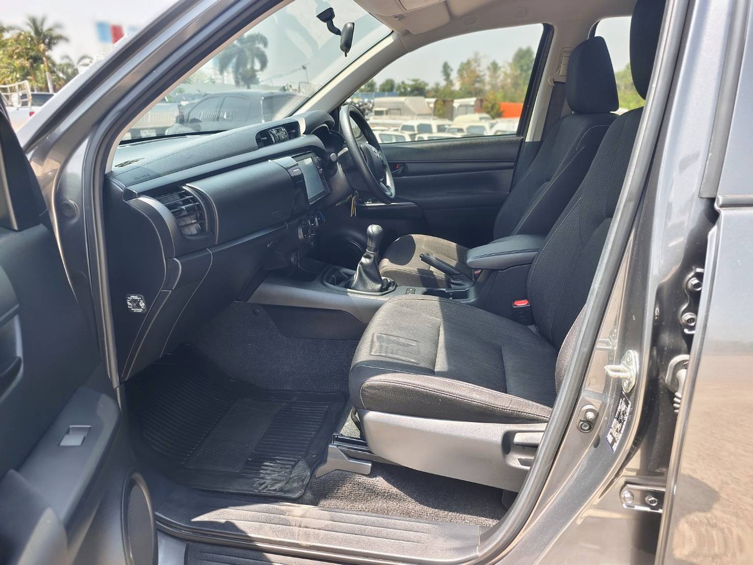 Toyota Hilux Revo Double Cab 2.4 Entry Z Edition MT 2023