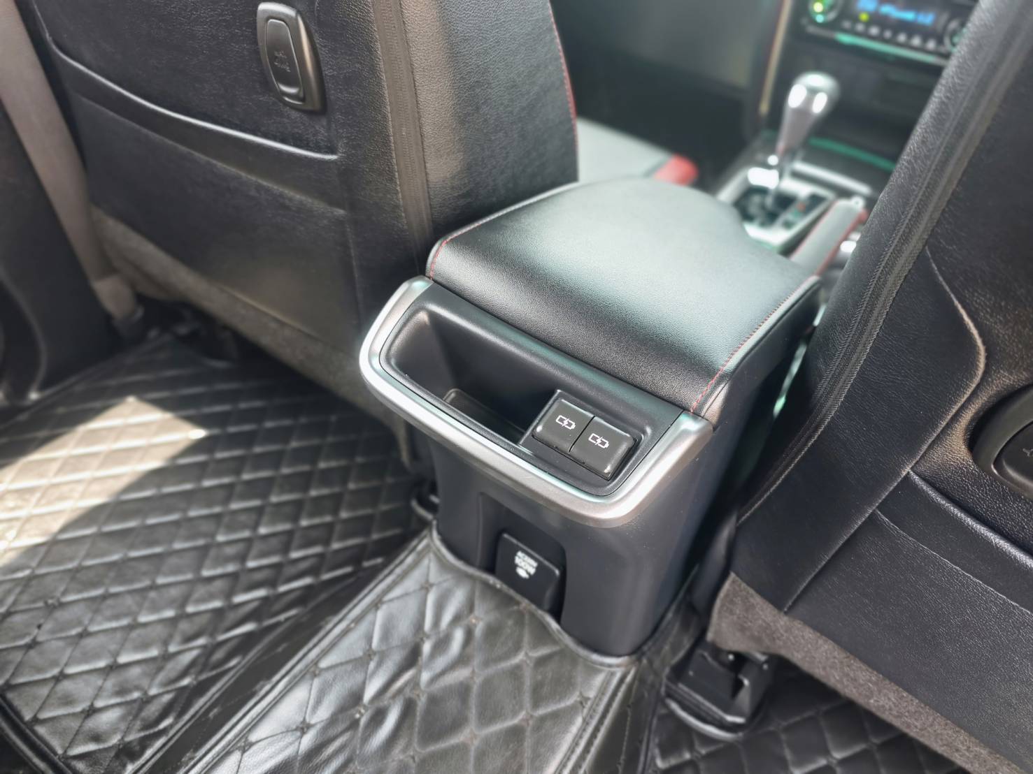Toyota Fortuner 2.4 Leader SUV AT 2022