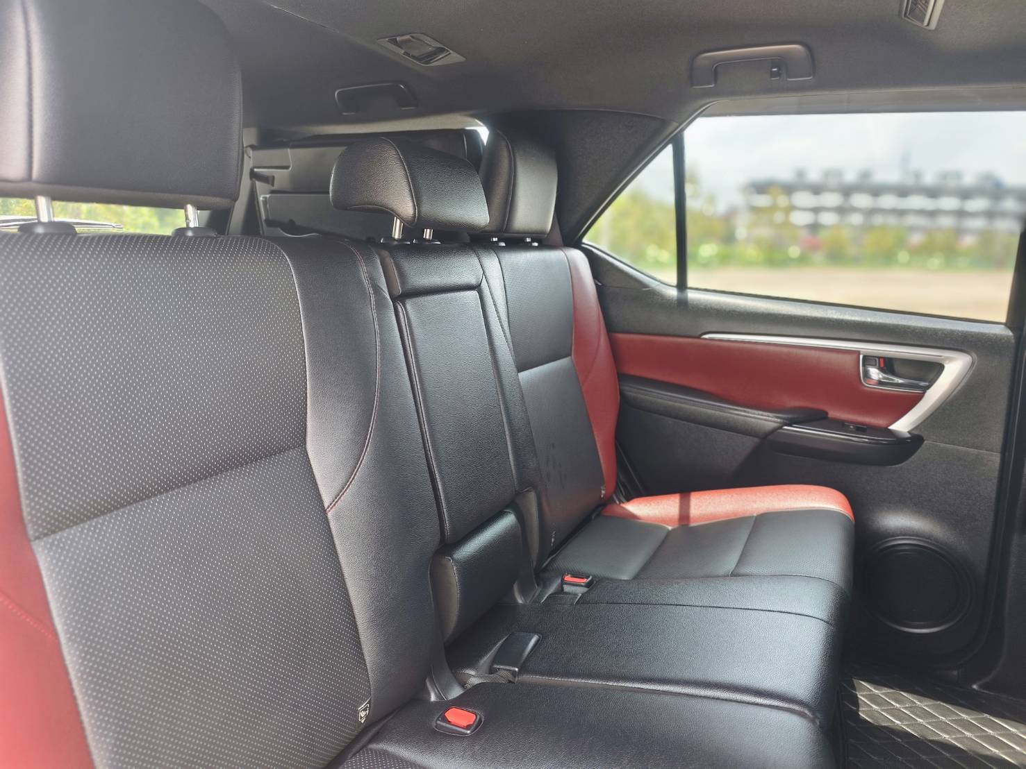 Toyota Fortuner 2.4 Leader SUV AT 2022