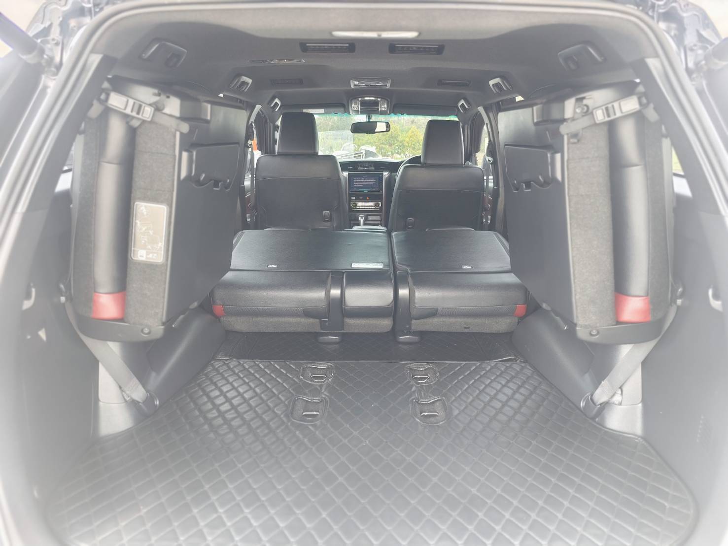 Toyota Fortuner 2.4 Leader SUV AT 2022