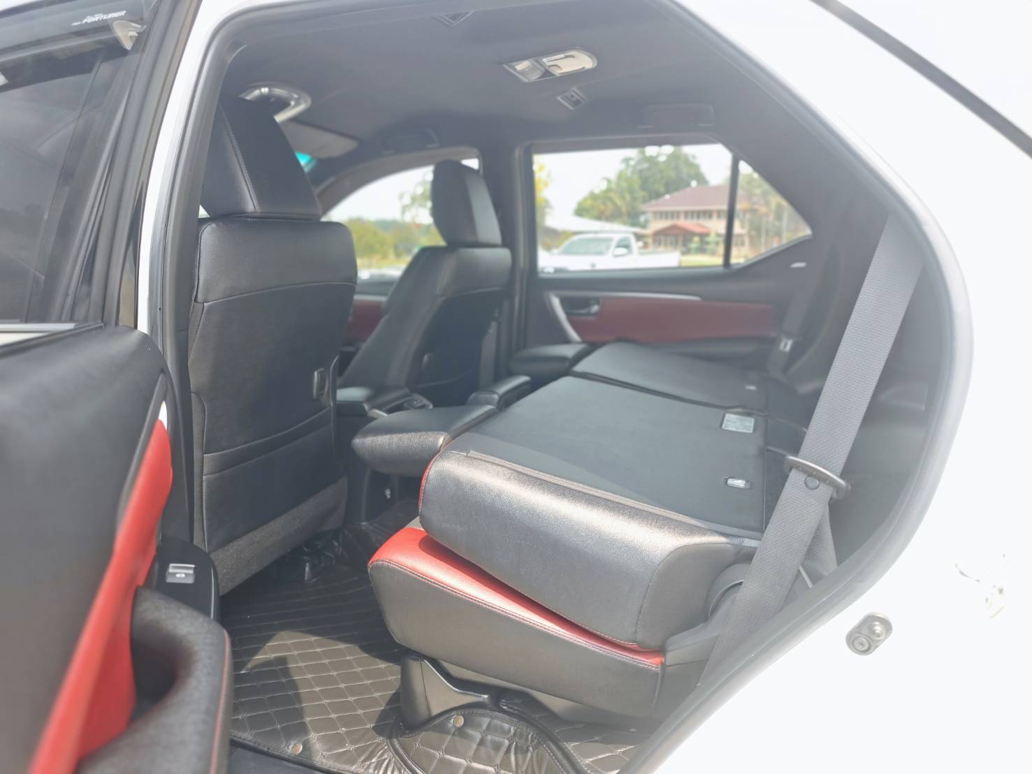 Toyota Fortuner 2.4 Leader SUV AT 2022