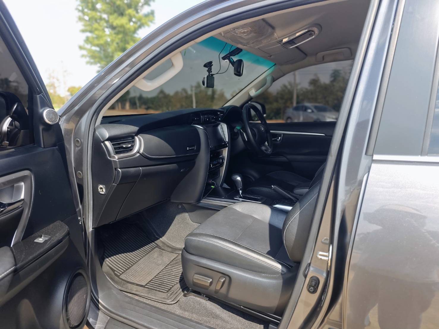 Toyota Fortuner 2.4 Leader V SUV AT 2023