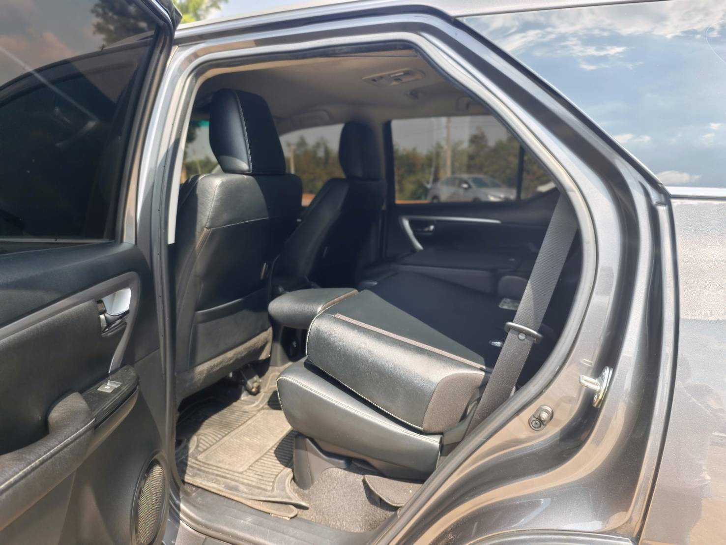 Toyota Fortuner 2.4 Leader V SUV AT 2023
