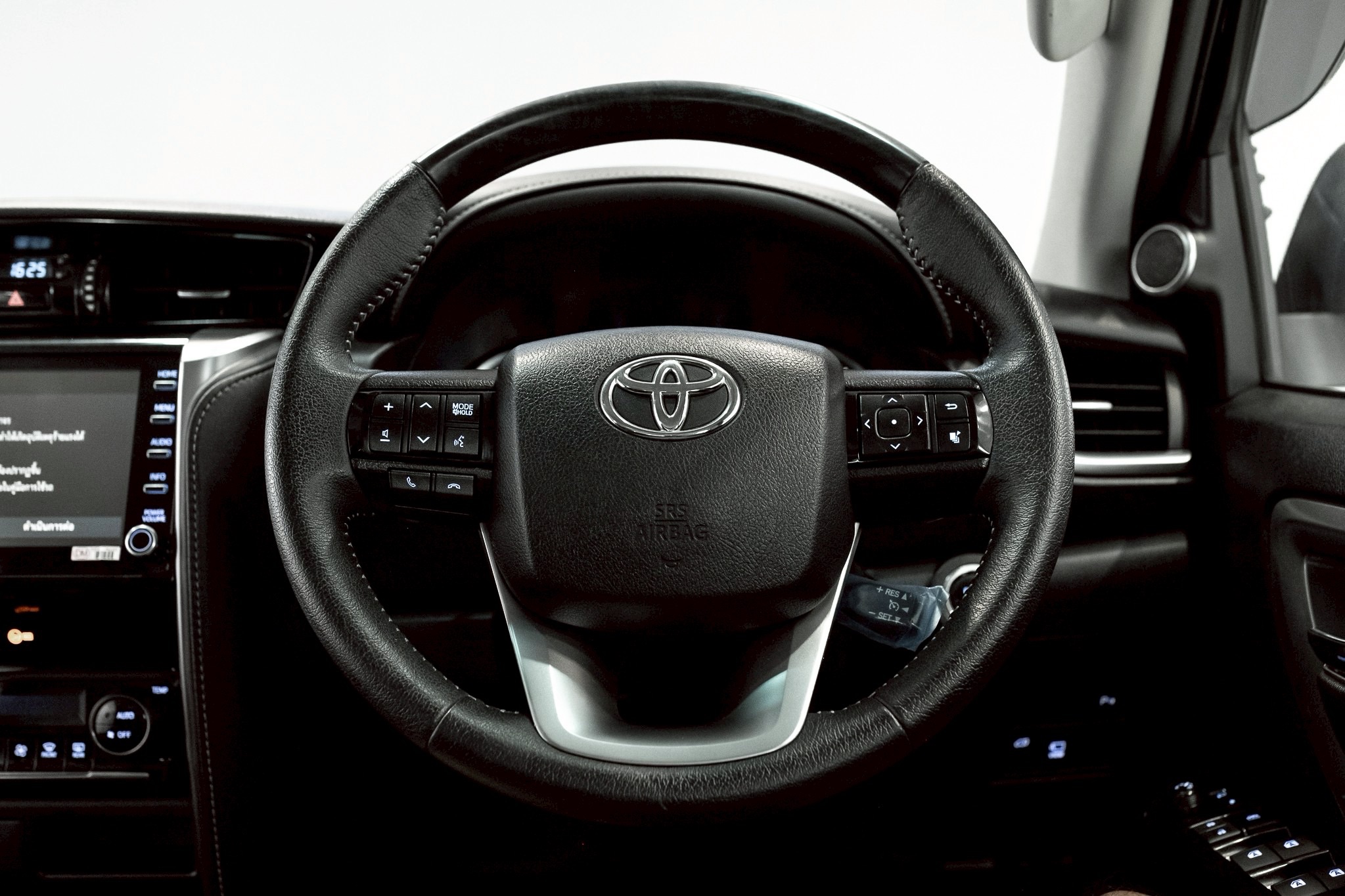 Toyota Fortuner 2.4 Leader V SUV AT 2022