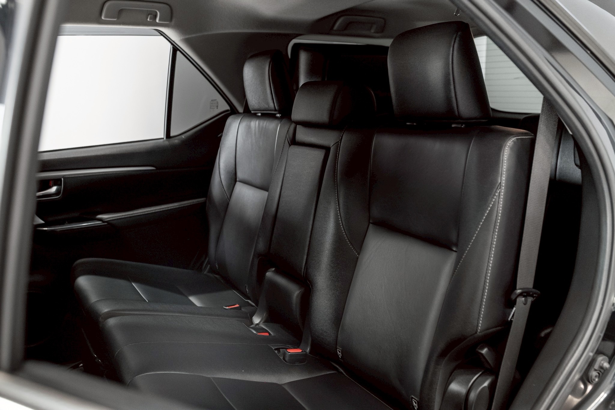 Toyota Fortuner 2.4 Leader V SUV AT 2022