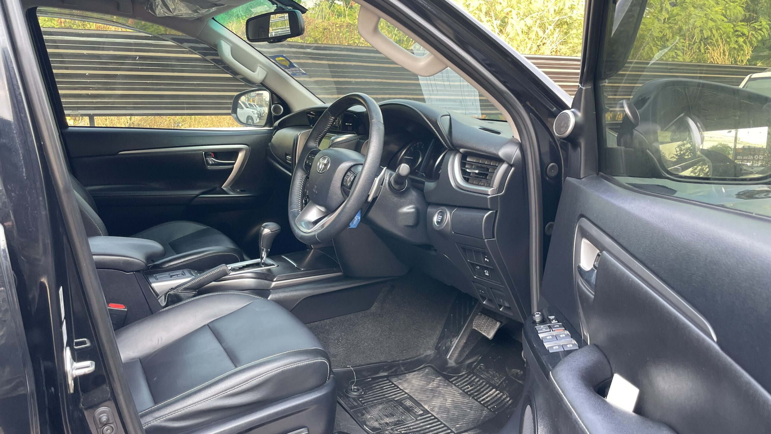 Toyota Fortuner 2.4 Leader V SUV AT 2022