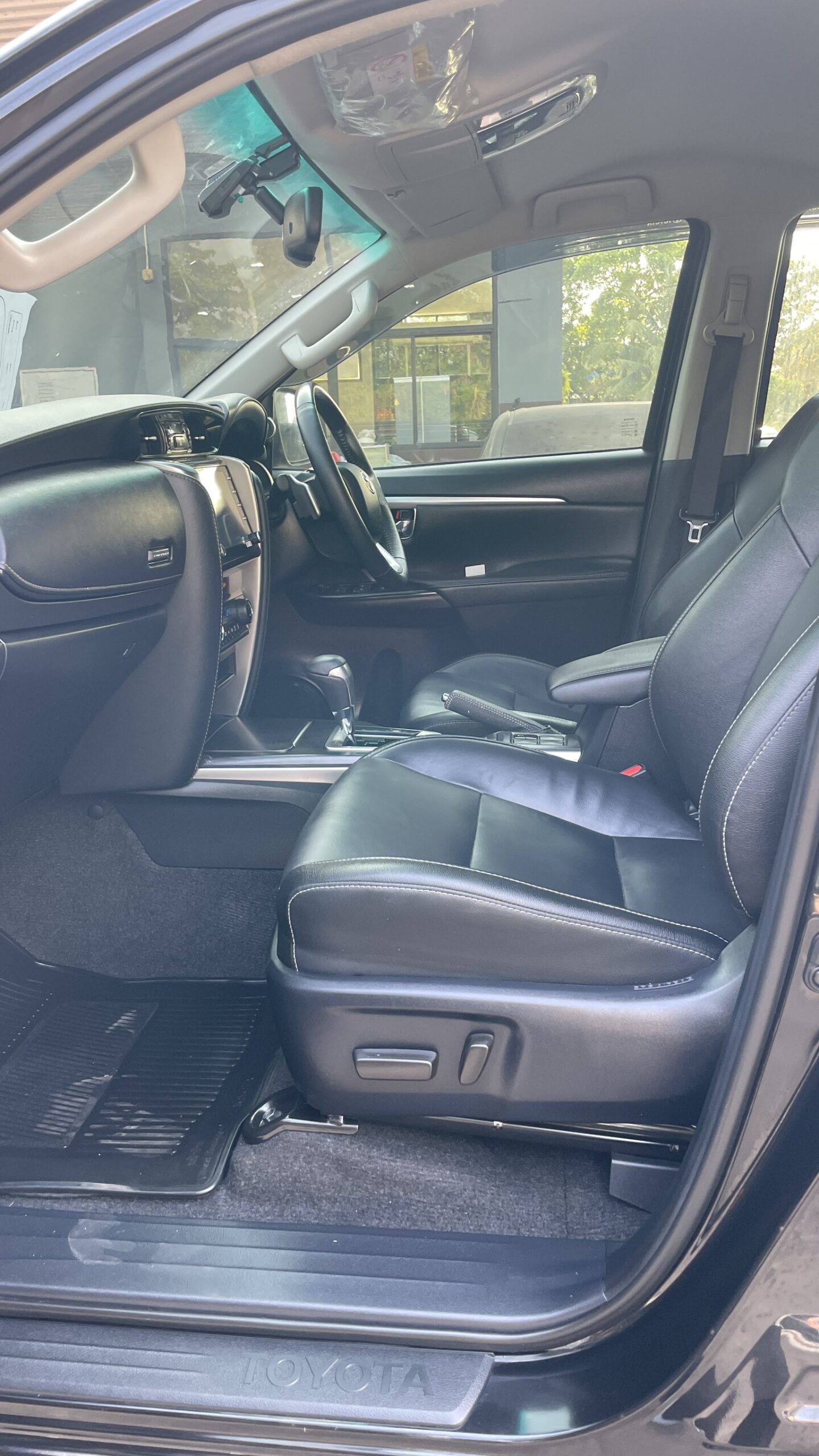 Toyota Fortuner 2.4 Leader V SUV AT 2022