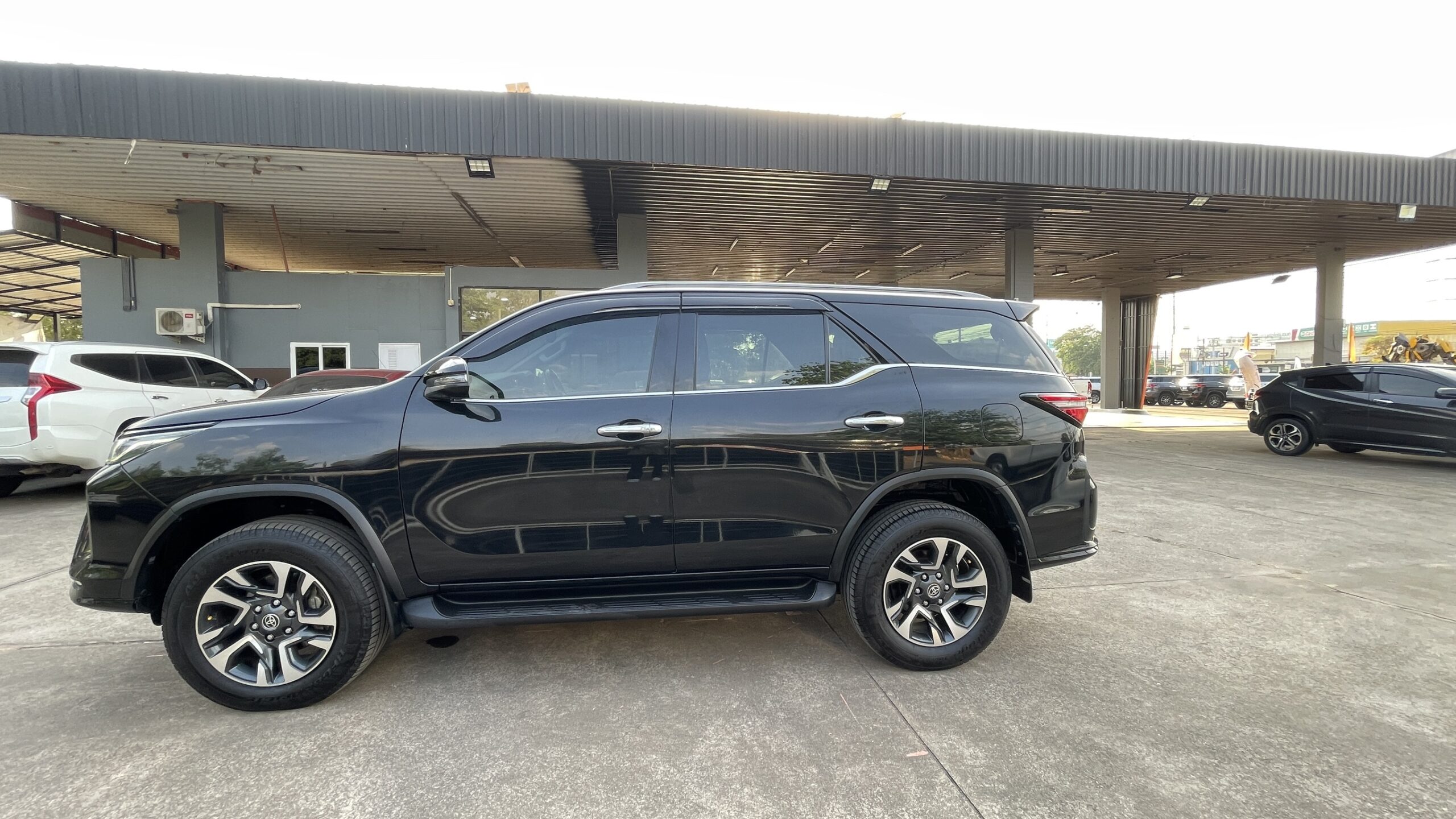 Toyota Fortuner 2.4 Leader V SUV AT 2022