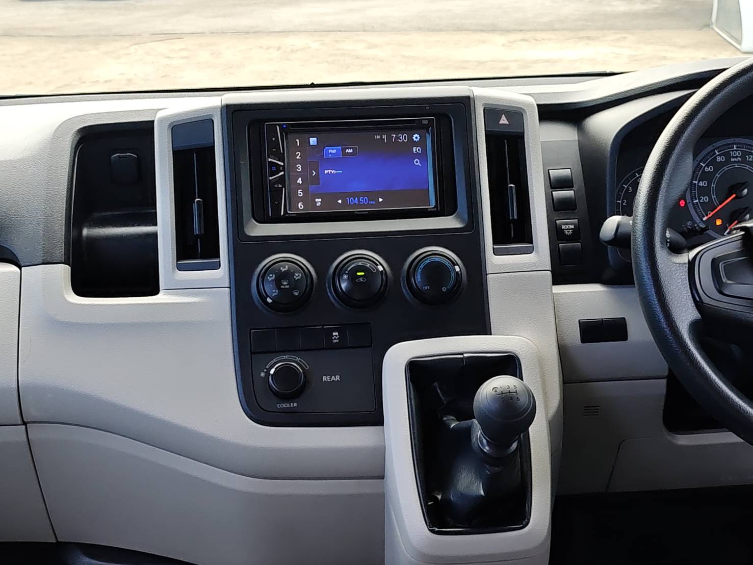 TOYOTA COMMUTER 2.8 Diesel MPV MT 2019