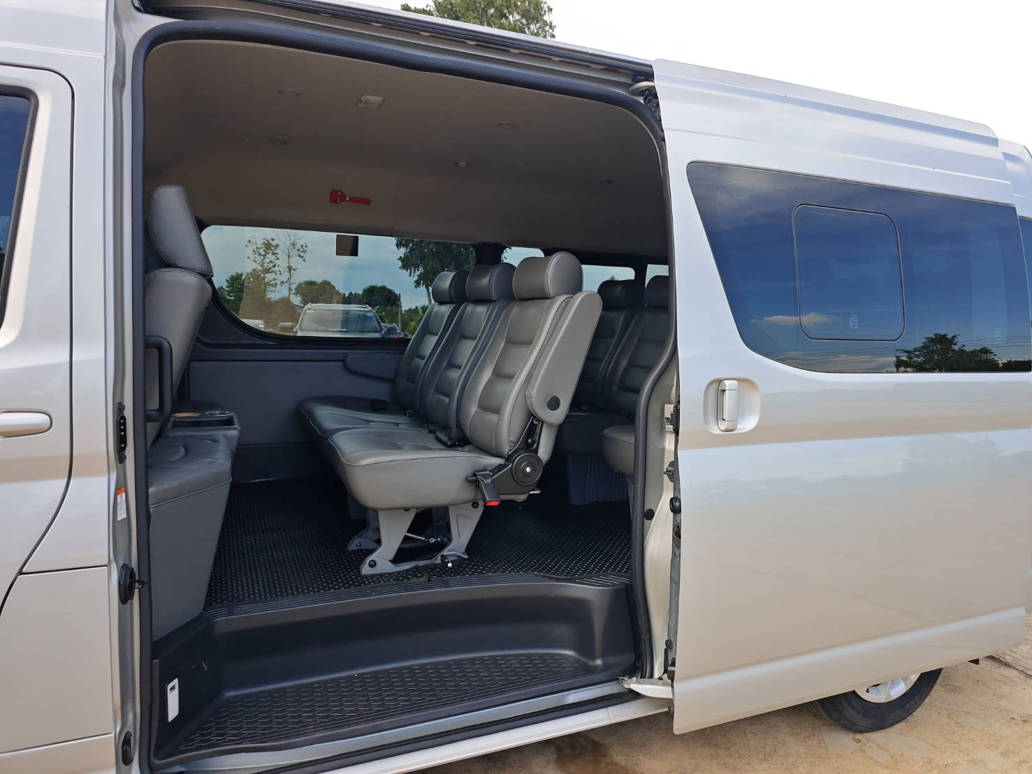 TOYOTA COMMUTER 2.8 Diesel MPV MT 2019