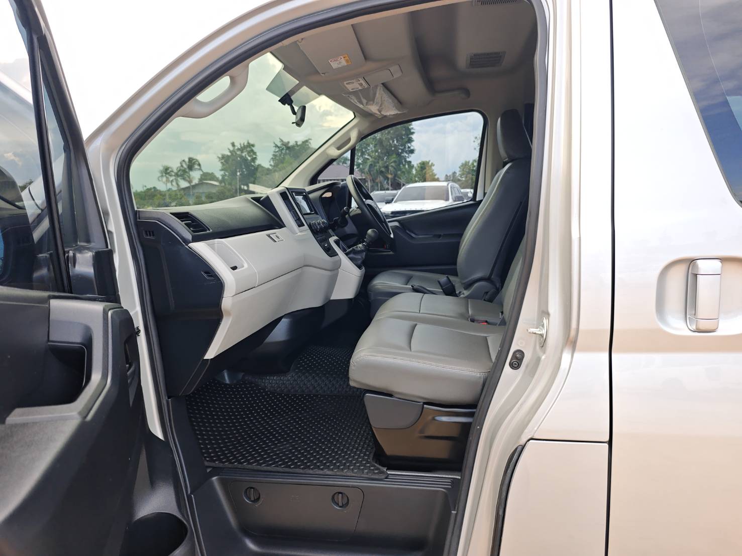 TOYOTA COMMUTER 2.8 Diesel MPV MT 2019