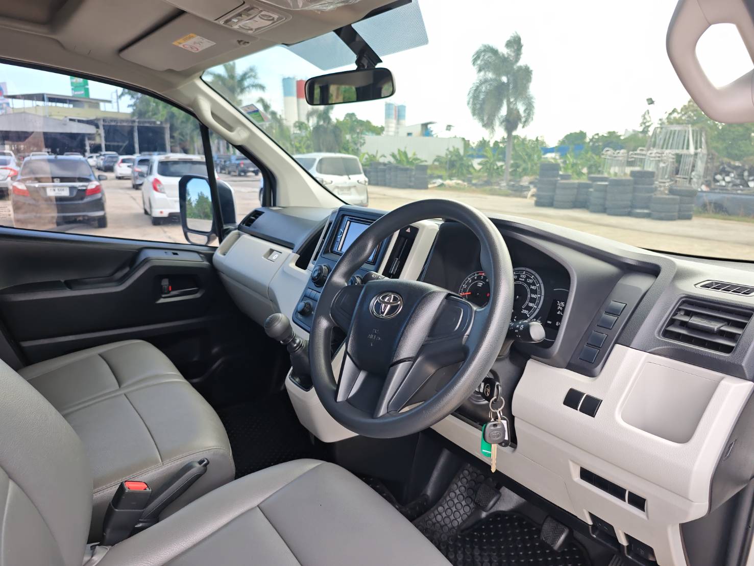 TOYOTA COMMUTER 2.8 Diesel MPV MT 2019