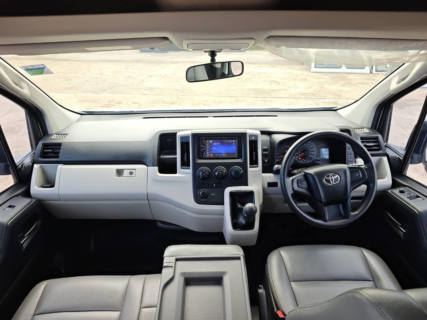 TOYOTA COMMUTER 2.8 Diesel MPV MT 2019