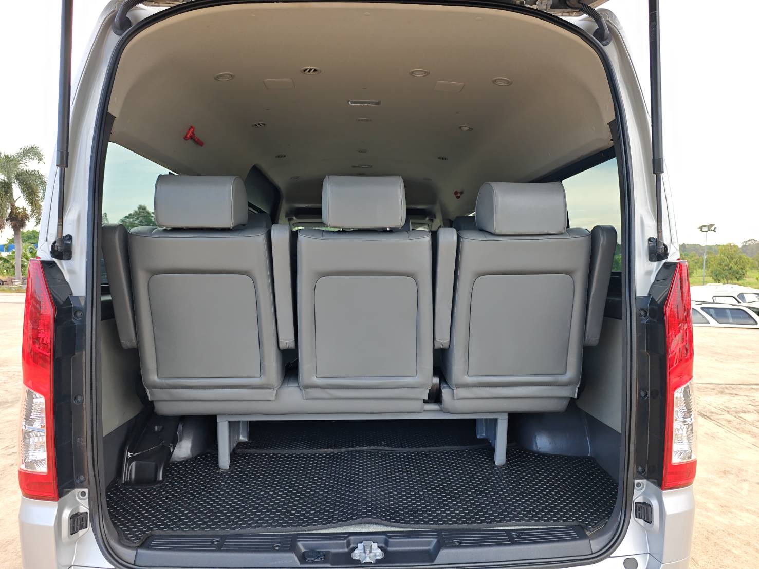 TOYOTA COMMUTER 2.8 Diesel MPV MT 2019