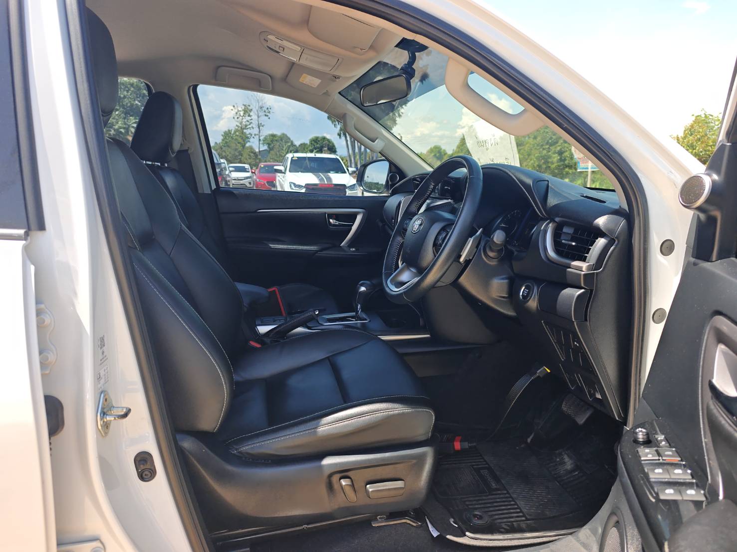 Toyota Fortuner 2.4 Leader G SUV AT 2023
