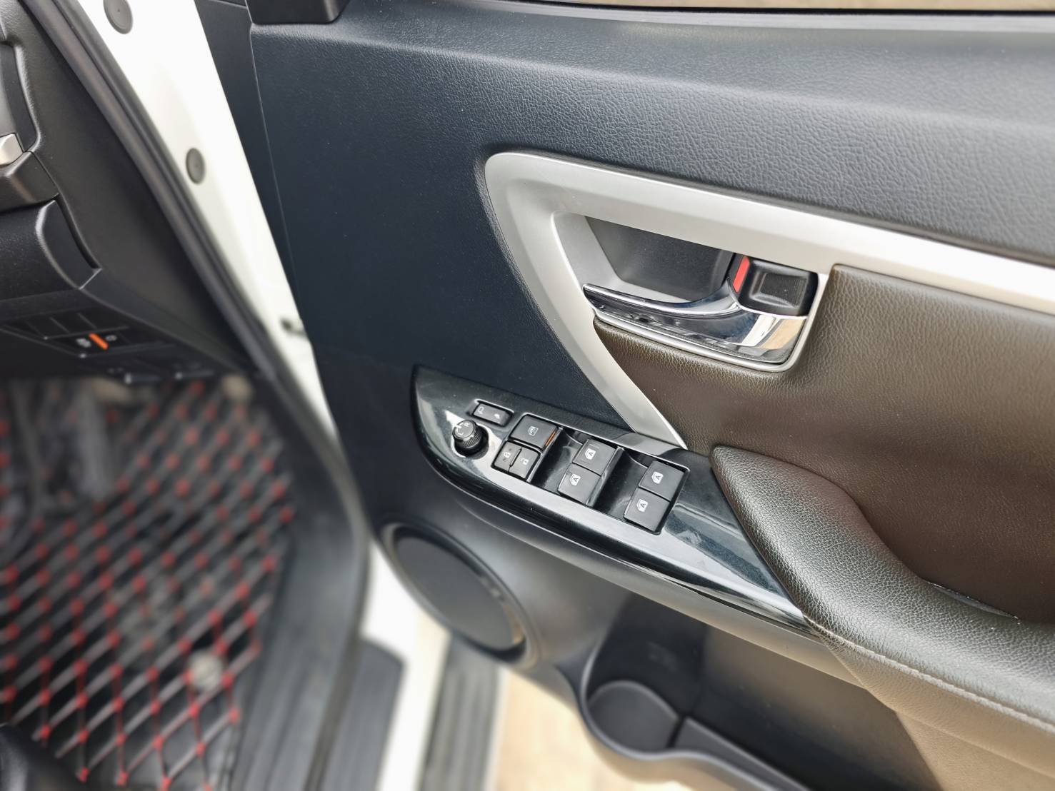 Toyota Fortuner 2.4 V SUV AT 2016