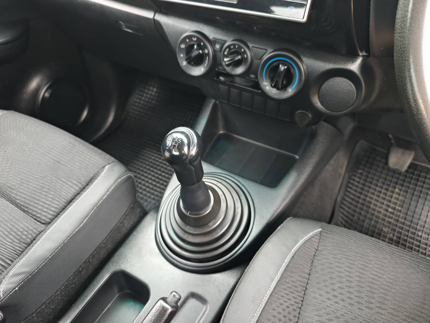 Toyota Hilux Revo Smart Cab 2.4 J Plus Z Edition MT 2020