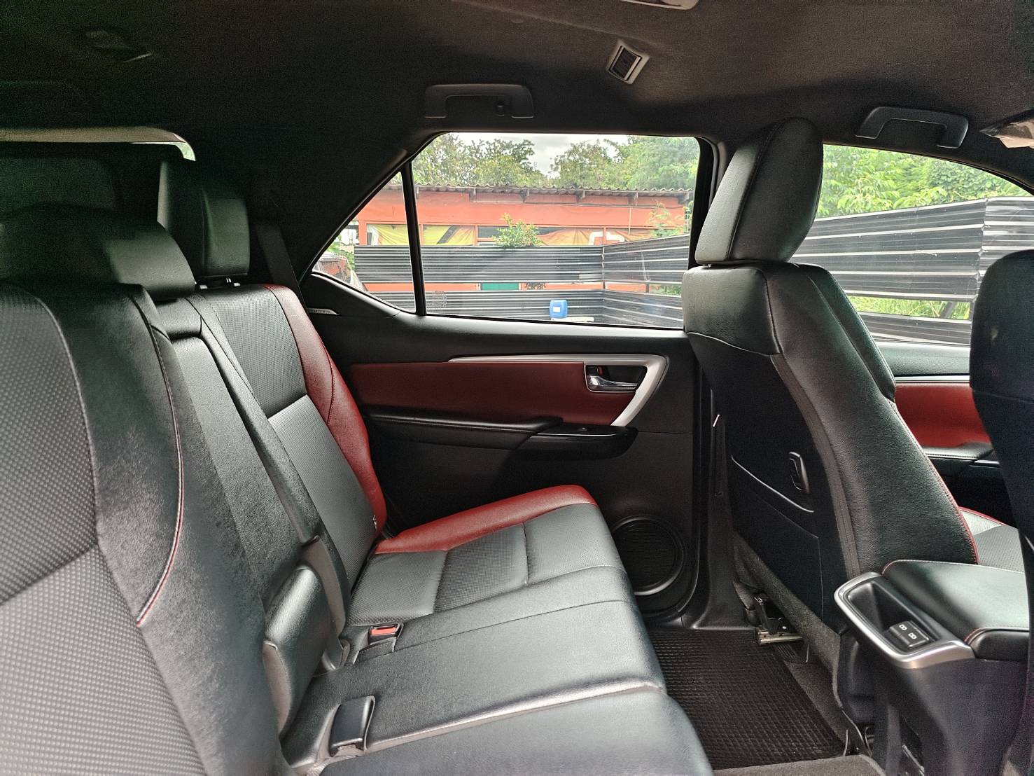 Toyota Fortuner 2.4 Legender 4 WD SUV AT 2021