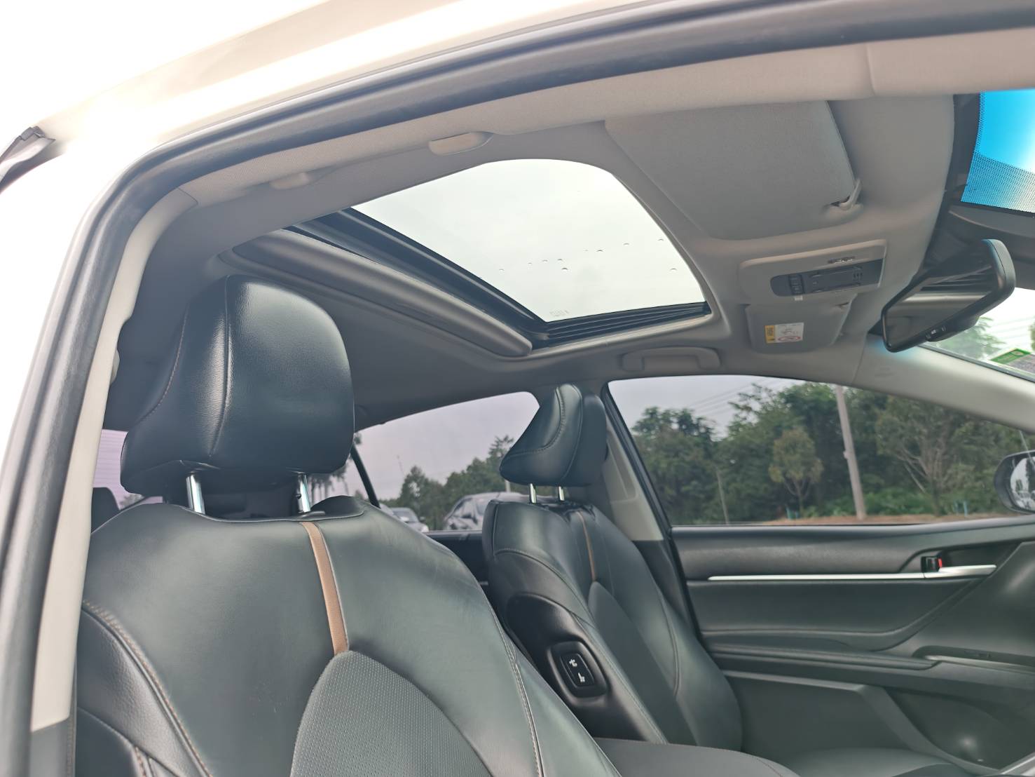 Toyota Camry 2.5 Hybrid Premium Sedan AT ปี2022