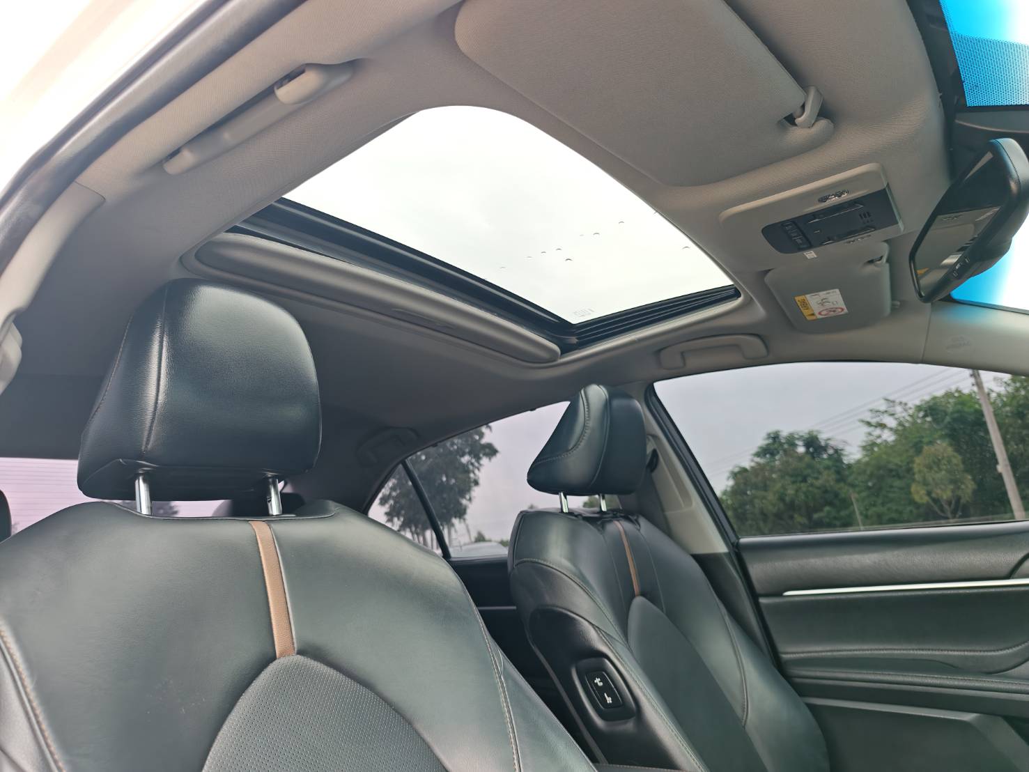 Toyota Camry 2.5 Hybrid Premium Sedan AT ปี2022