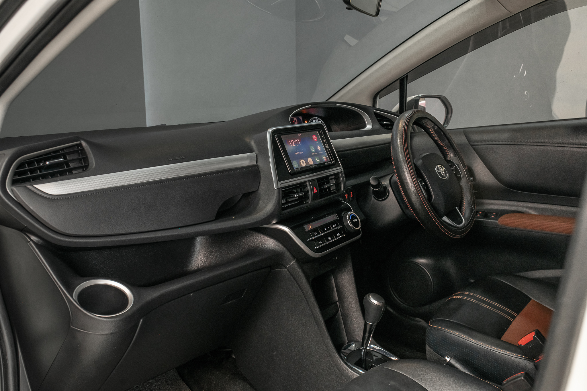 Toyota Sienta 1.5 V SUV AT 2017