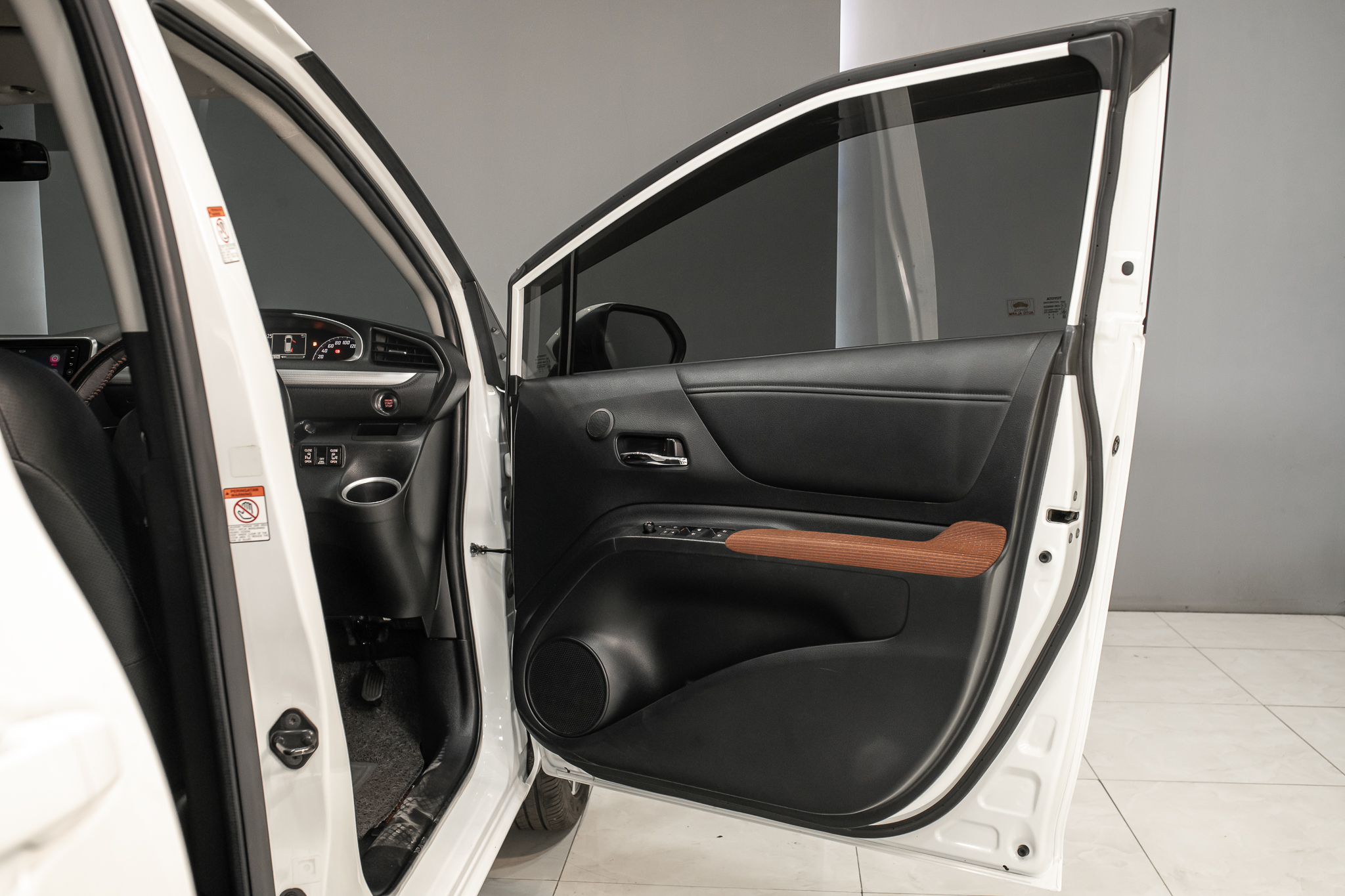 Toyota Sienta 1.5 V SUV AT 2017